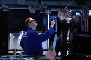 The Dow rallies 659 points on falling oil and earnings beats — even as chips kep...