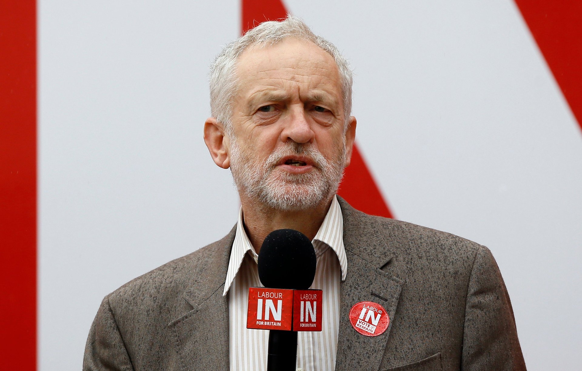 The Post-Brexit chaos continues: Labour leader Jeremy Corbyn gets a huge 👎 in a no-confidence vote