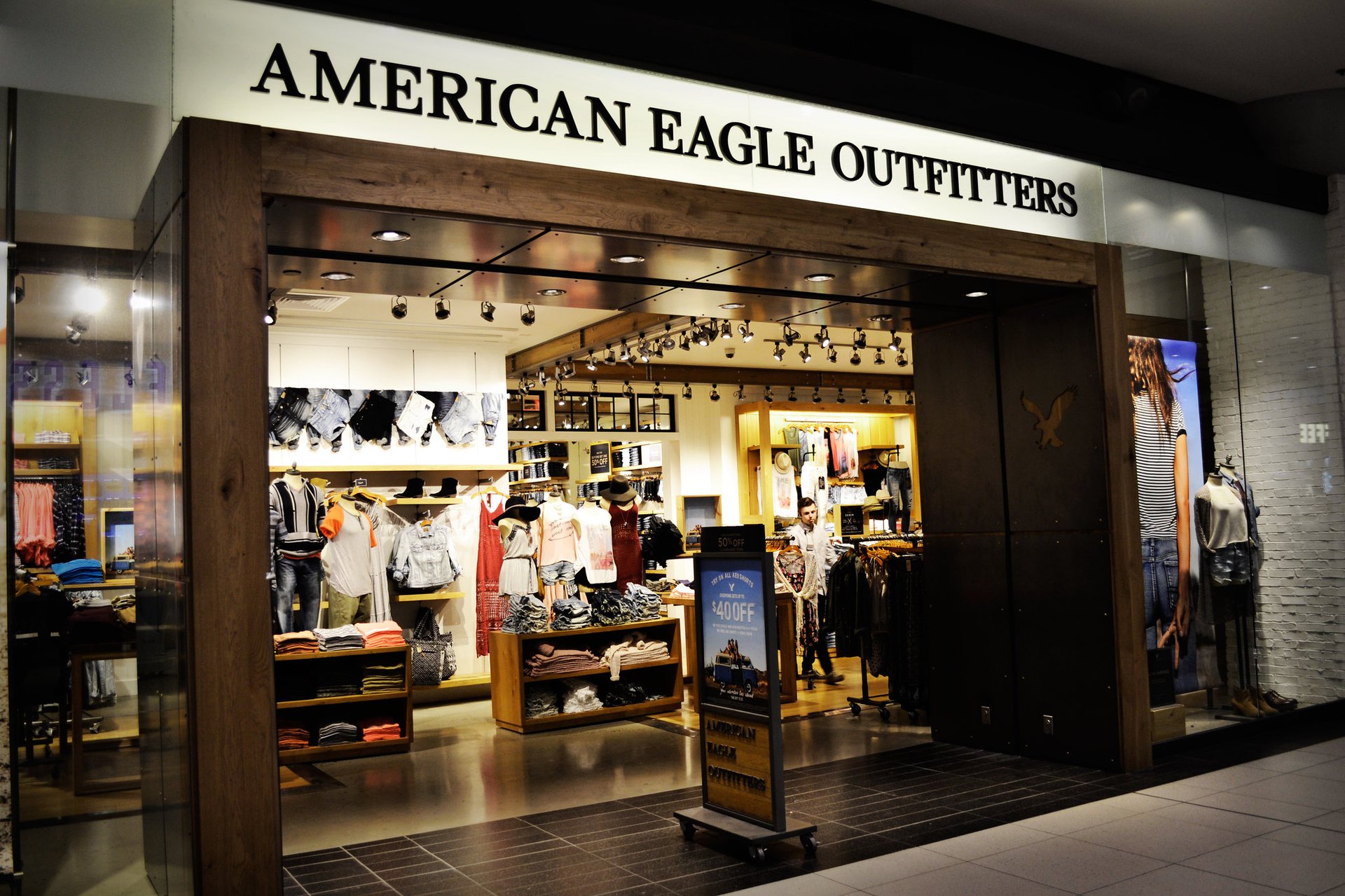 American Eagle a publié un chiffre d'affaires record au premier trimestre. Mais l'action a chuté alors que la marque phare trébuchait.