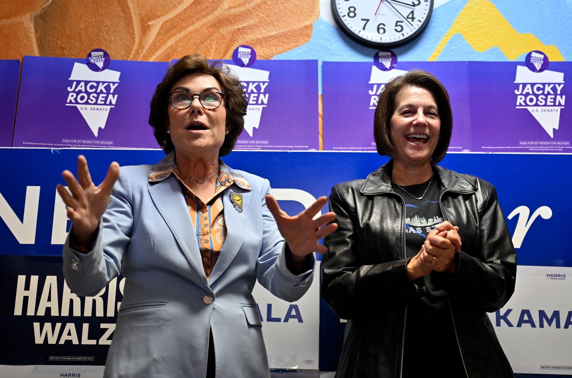 Les démocrates du Nevada poussent pour des changements à la loi de 'non taxation des pourboires', suscitant des préoccupations juridiques