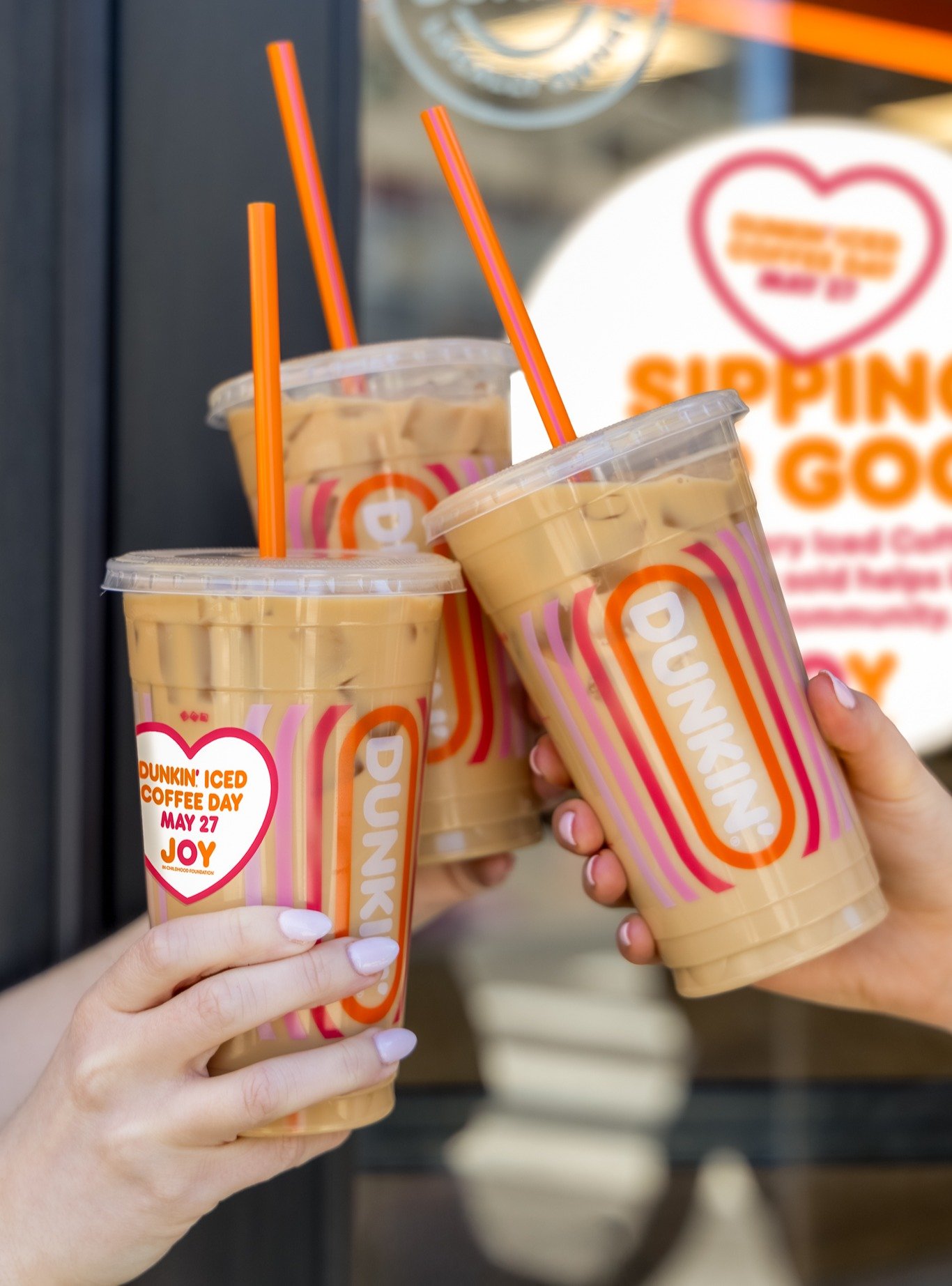 Dunkin' fait don de 1 $ pour chaque café glacé vendu aujourd'hui à une association caritative pour enfants.