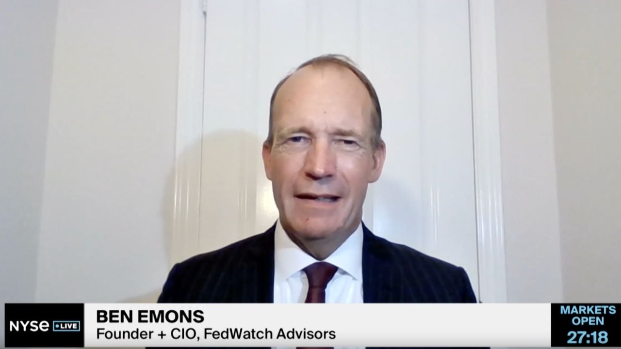 Ben Emons, fondateur de FedWatch Advisors, analyse la décision de la Fed de maintenir les taux stables.
