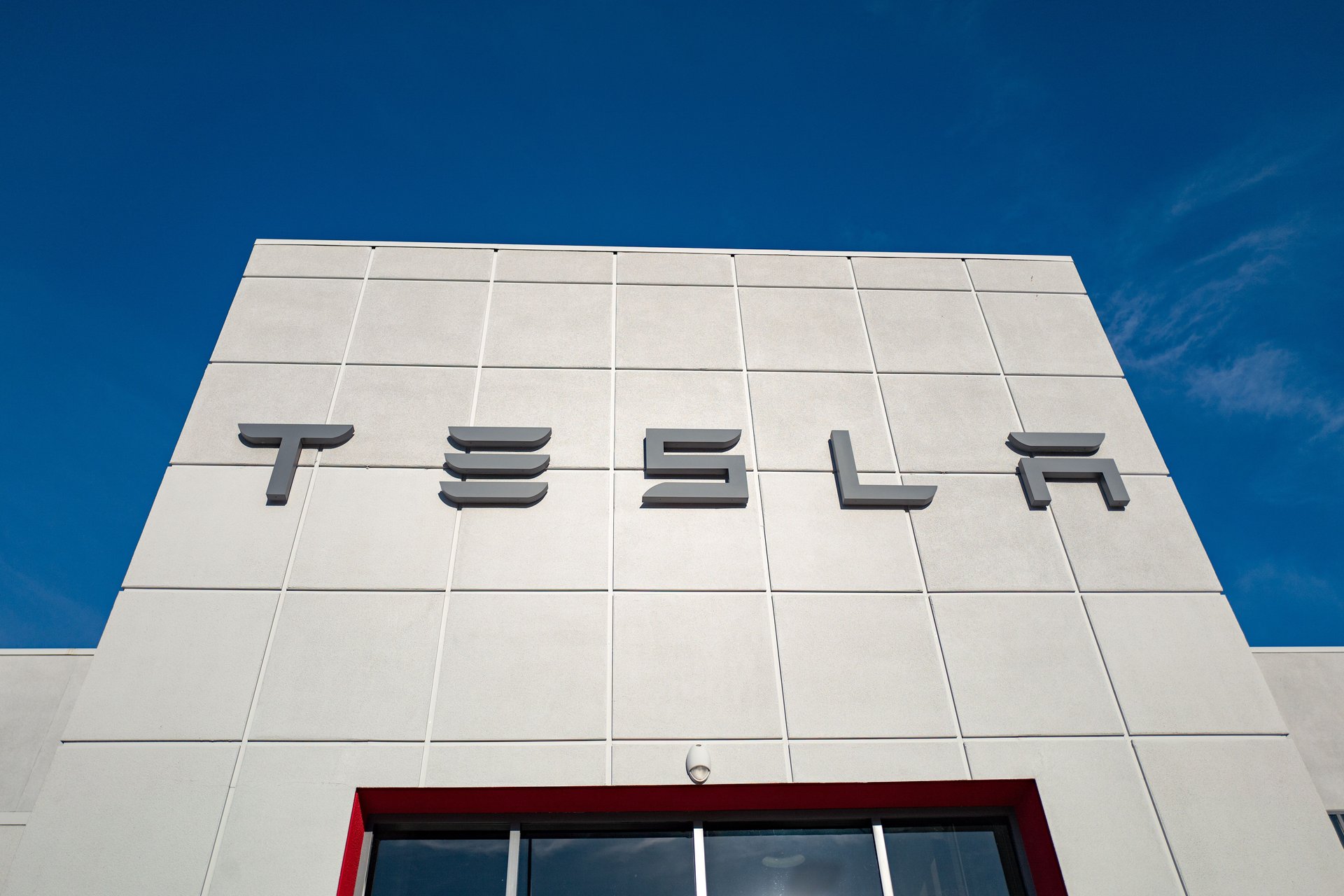 Près de la moitié des consommateurs pensent que la technologie de conduite entièrement autonome de Tesla devrait être illégale, selon un rapport.