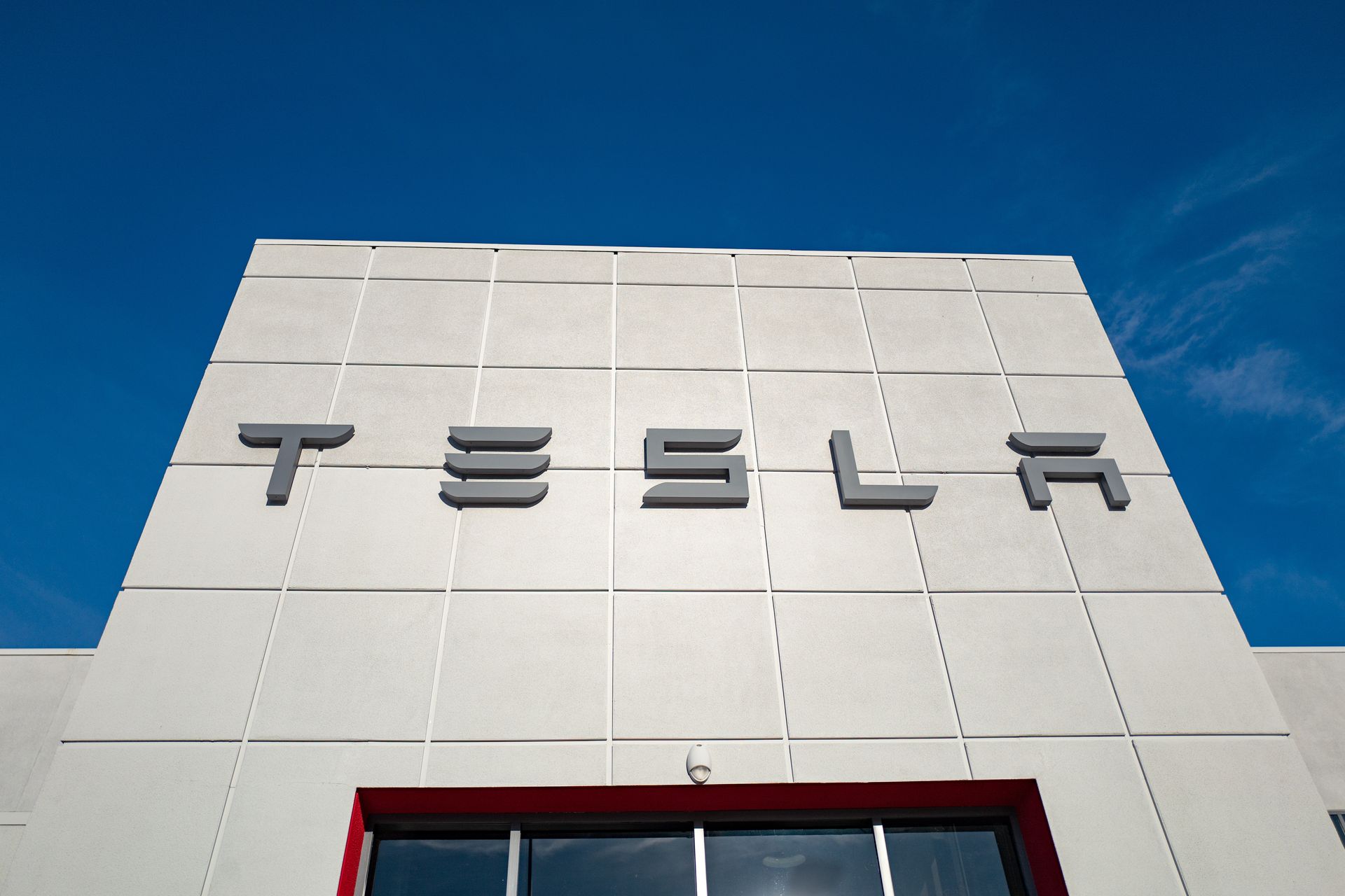 Le cours de l'action Tesla grimpe grâce à des vidéos énigmatiques suggérant un possible lancement de nouvelle voiture.