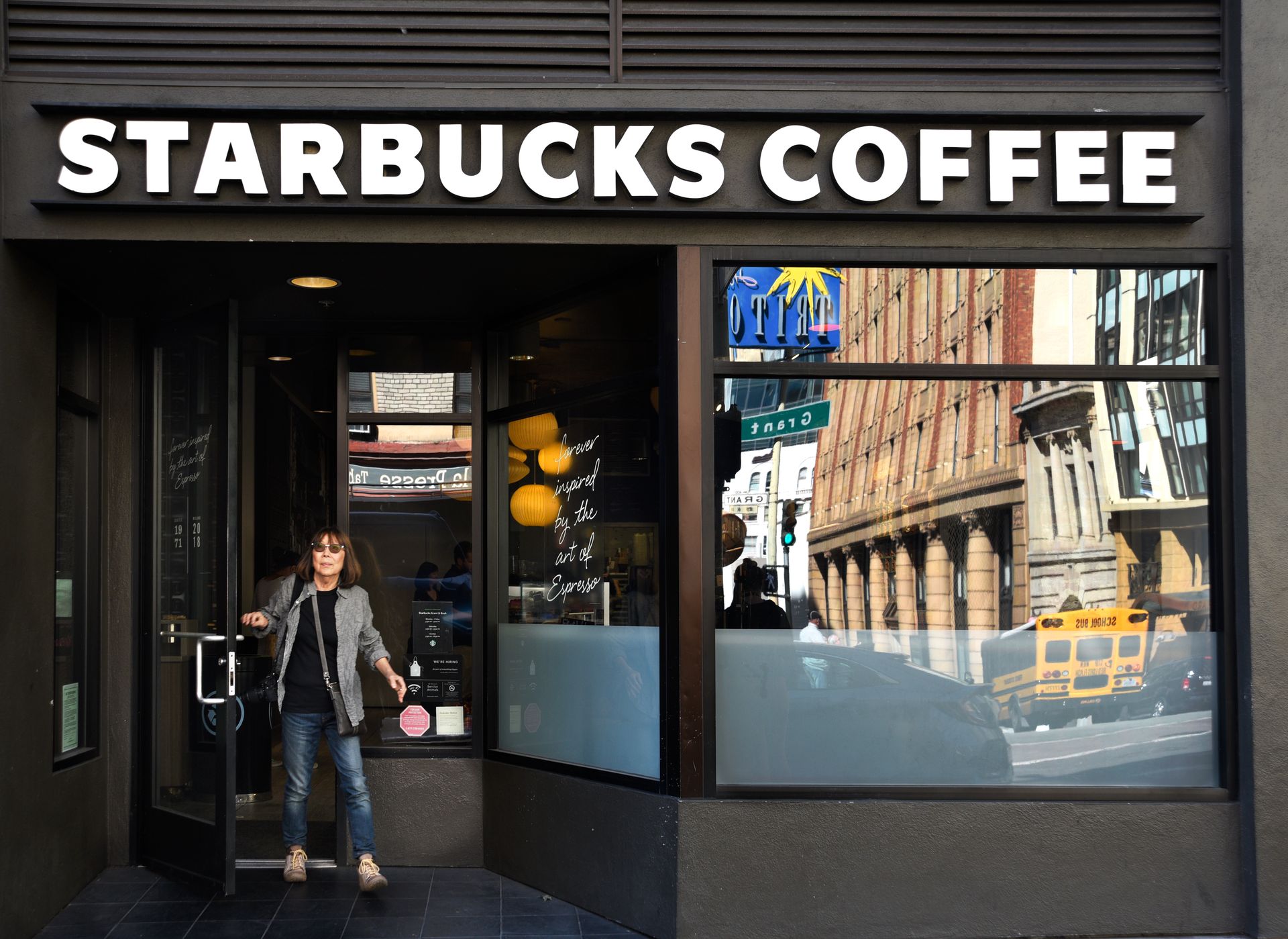 Starbucks dit que son redressement commence à fonctionner. Les investisseurs restent prudents.