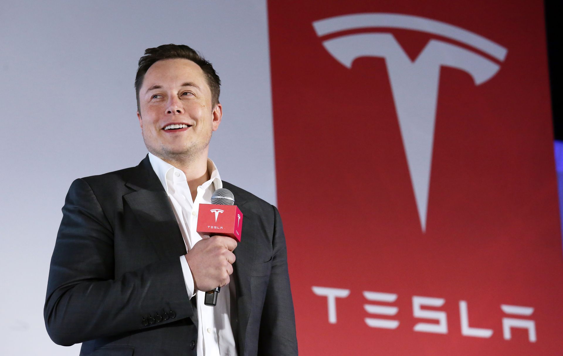 Elon Musk déclare que Tesla forme un nouveau modèle de conduite entièrement autonome au milieu des problèmes d'Autopilot.