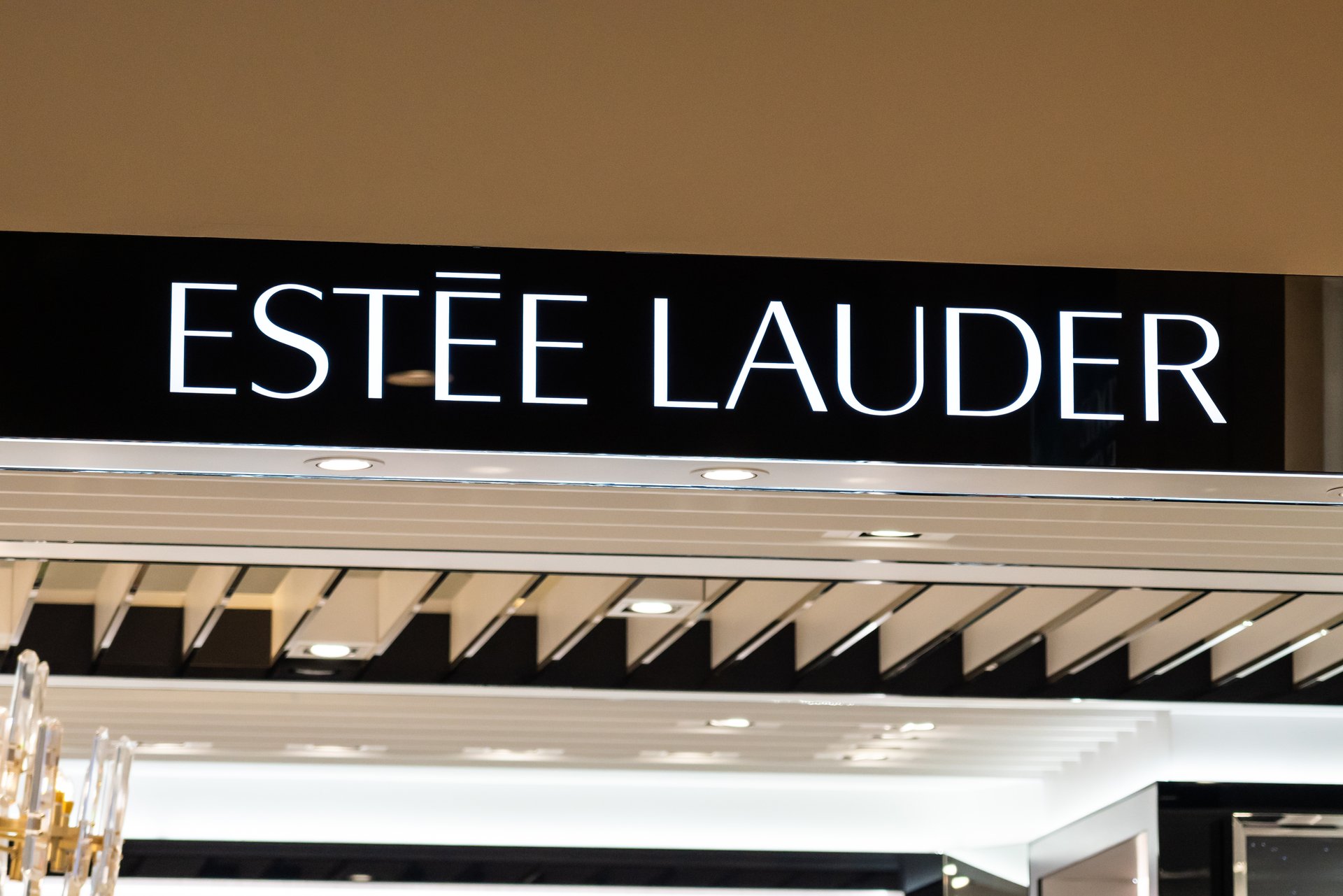 L'action Estée Lauder s'envole après que l'entreprise a mis fin aux discussions de fusion avec Puig.