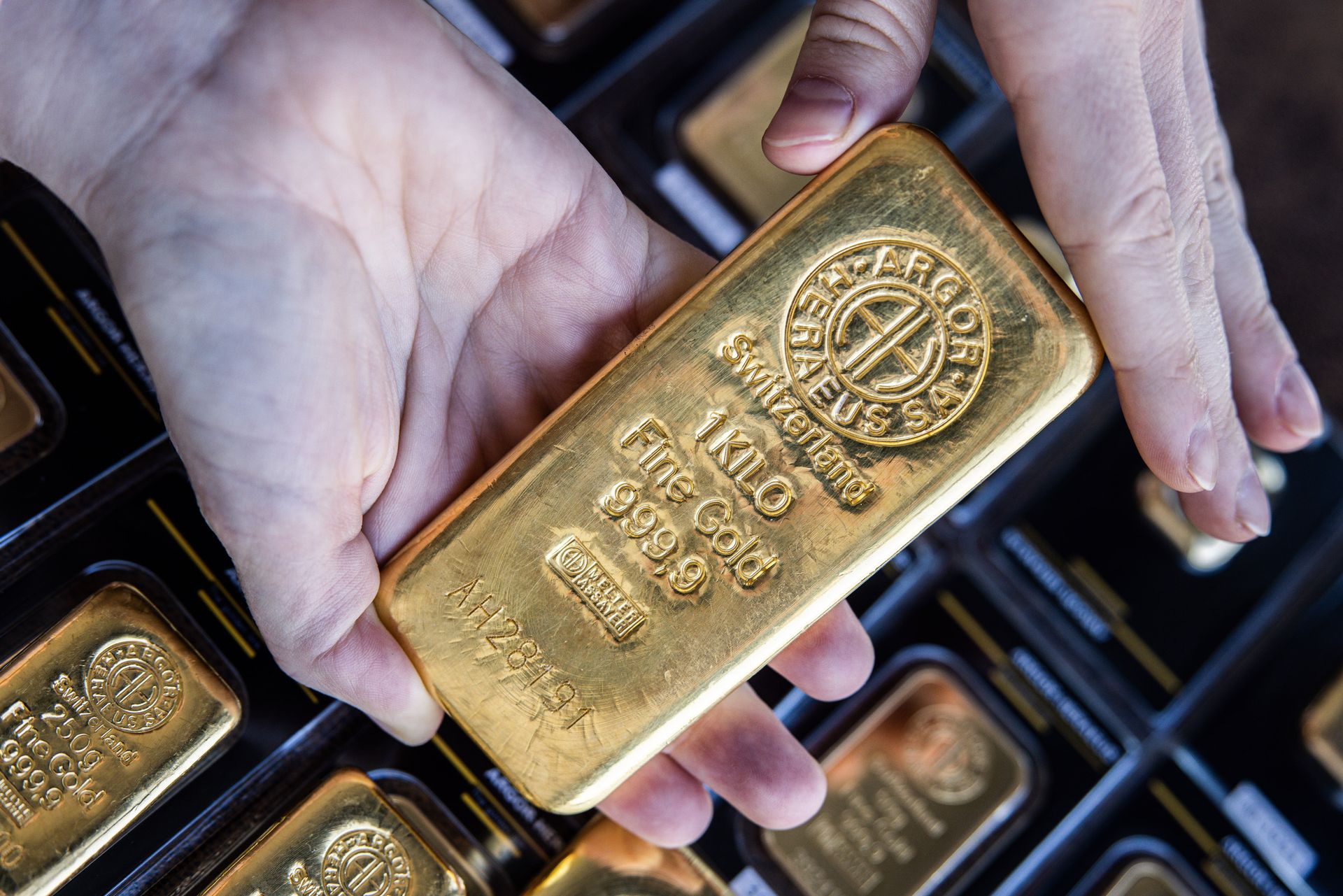 Gold-Futures steigen, nachdem Trump-Zölle Berichten zufolge Schweizer Barren betreffen.