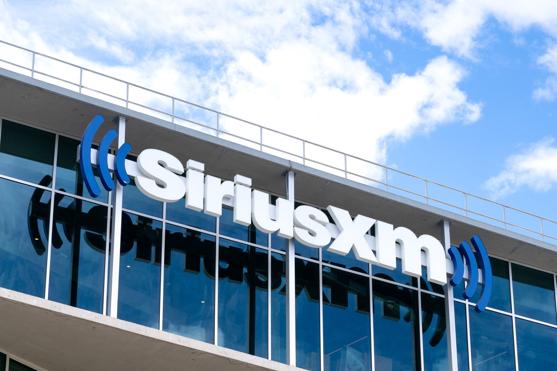 SiriusXM et iHeartMedia pourraient fusionner alors que la radio lutte pour survivre.