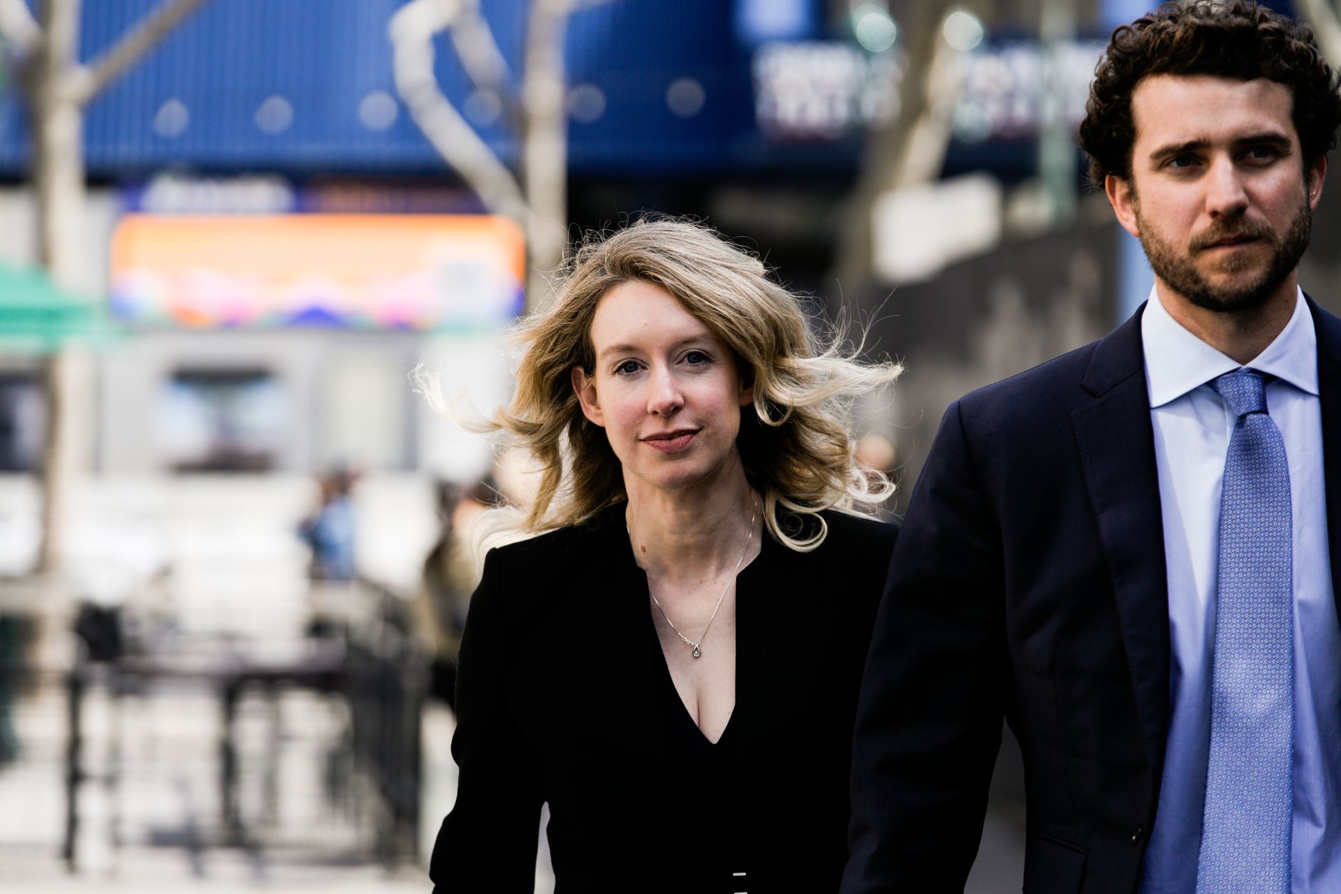 Elizabeth Holmes veut que Trump la libère de prison plus tôt.