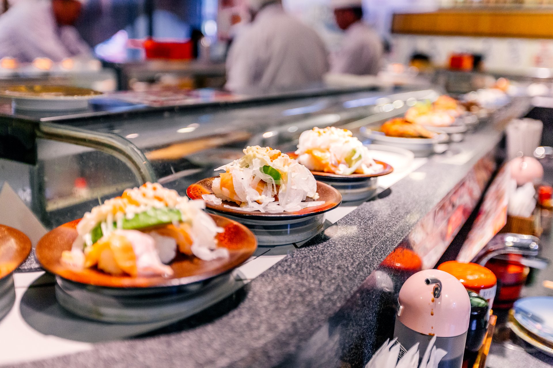 Trump prend une participation dans une chaîne de sushi sur tapis roulant — et l'action monte en flèche.