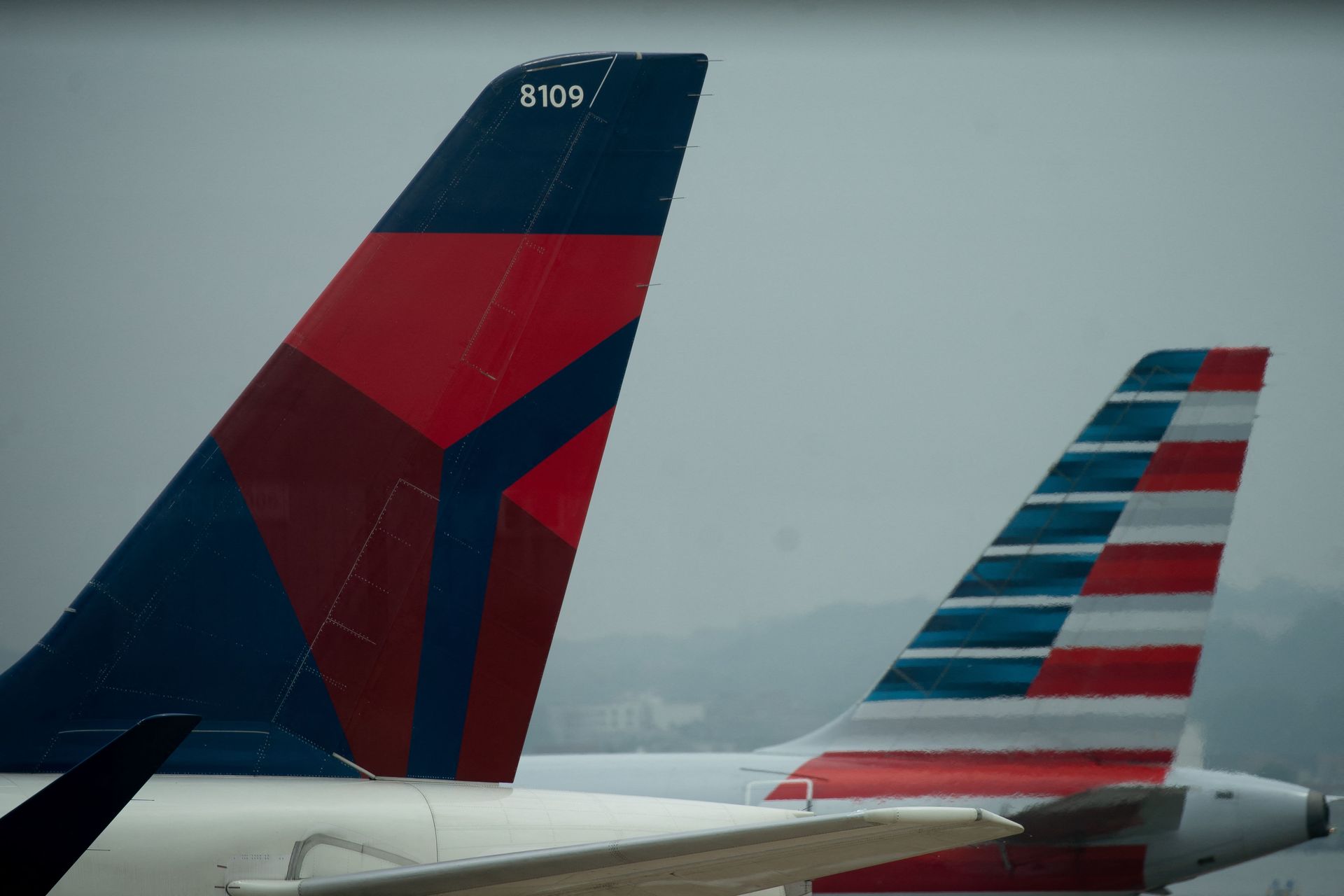 Der CEO von American Airlines kritisiert Deltas 'Köder-und-Wechsel'-Taktiken im Bereich der KI.