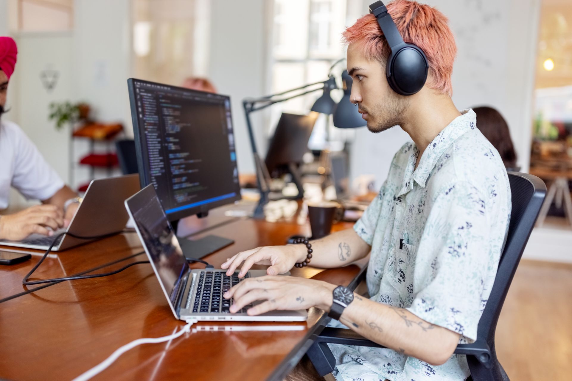 Stanford advierte que la inteligencia artificial está remodelando el mercado laboral, y la Generación Z está siendo afectada.