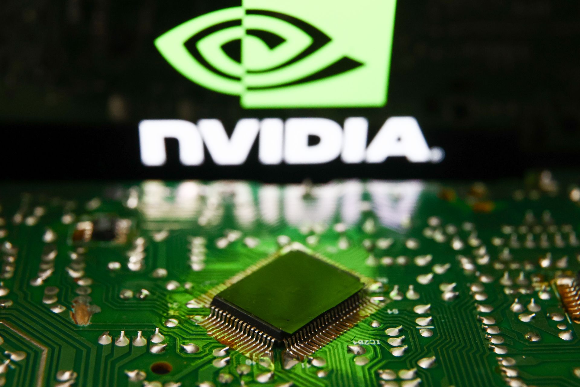 Se reportó que chips de IA de Nvidia, restringidos y valorados en $1,000 millones, fueron introducidos de contrabando en China.