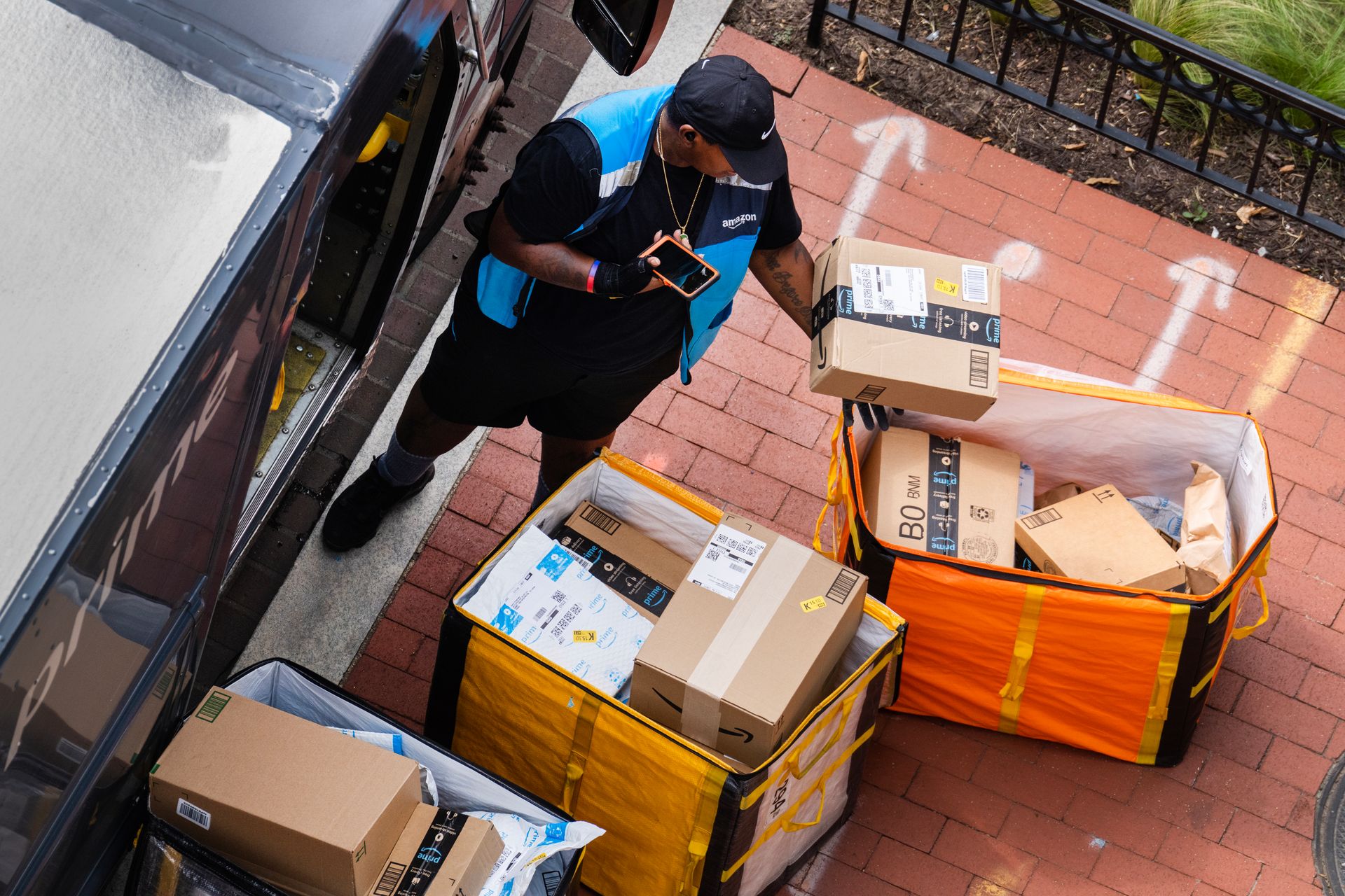 Amazon-Kunden kaufen trotz Zöllen weiterhin ein – aber sie werden vorsichtiger.
