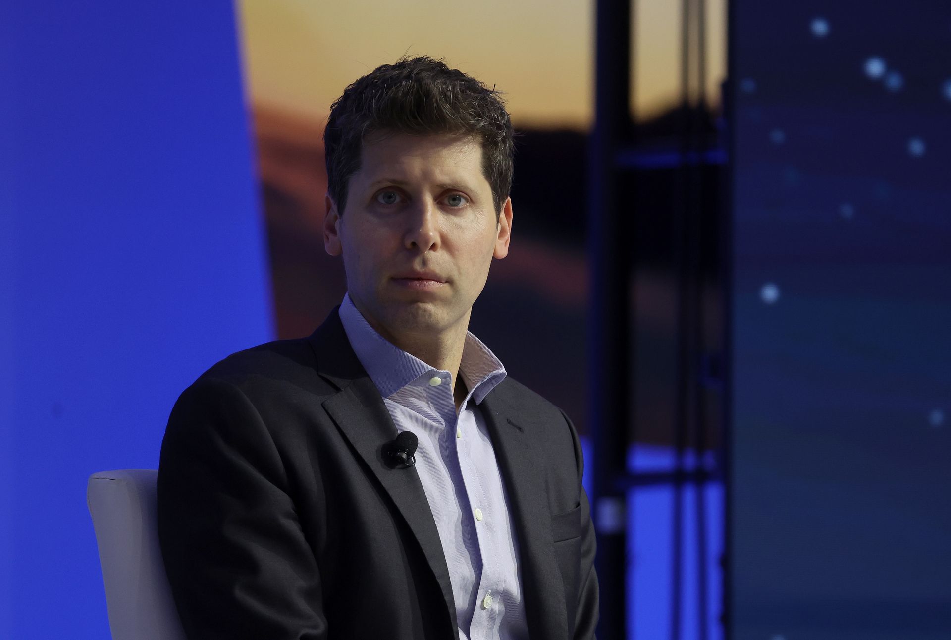 A Sam Altman le entregaron una citación en el escenario durante un evento en vivo.