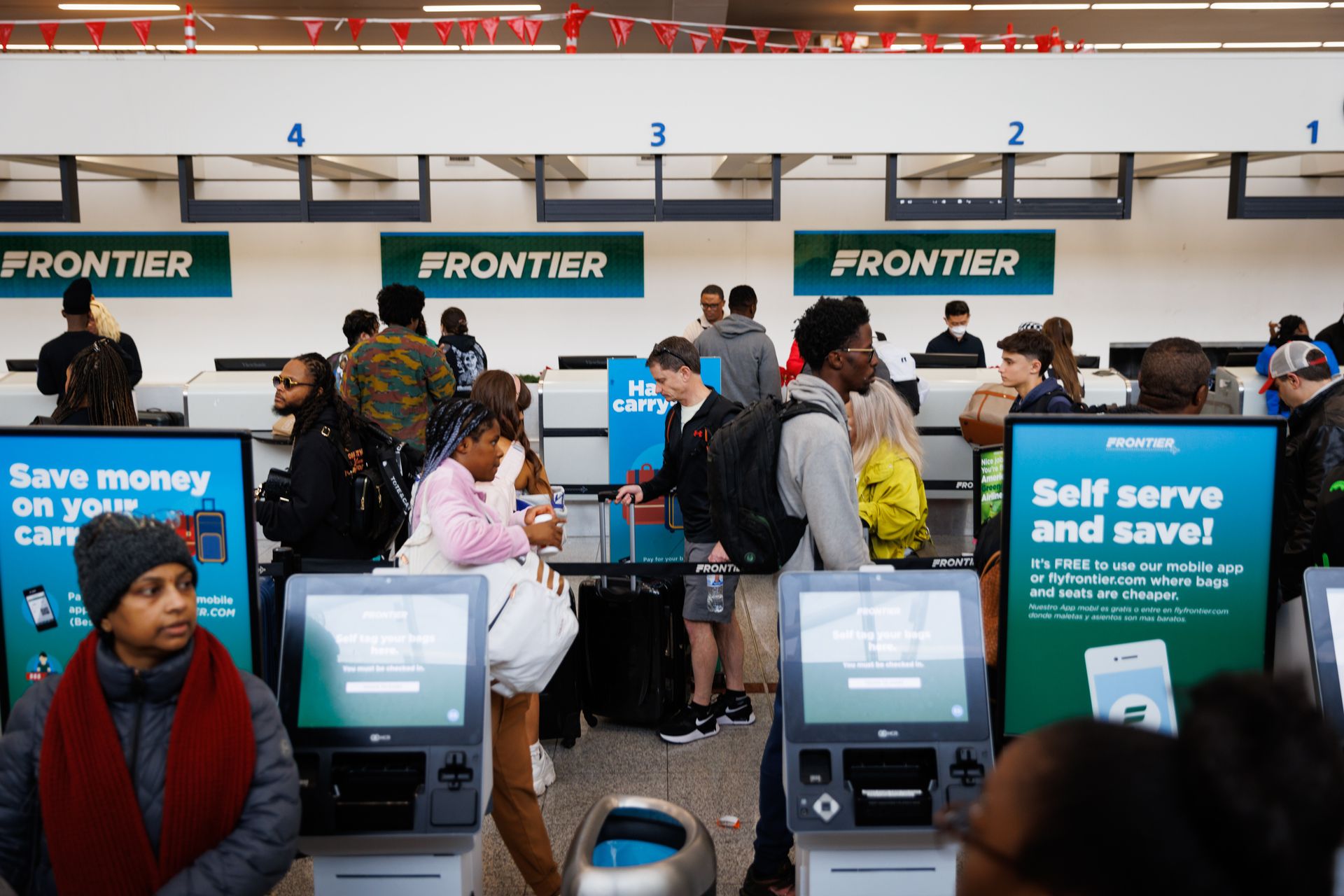 Frontier Airlines ofrece descuentos en su pase de vuelos ilimitados, pero solo para algunos viajeros.