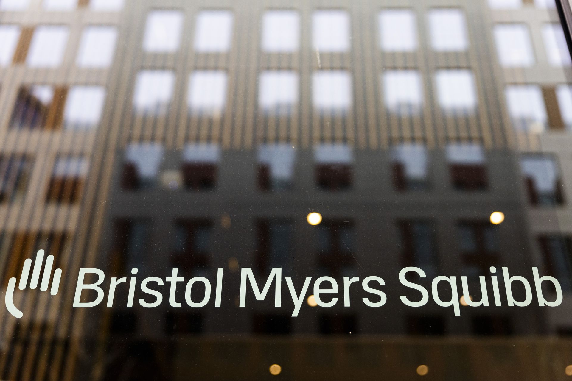 Bristol-Myers Squibb bringt Anthropic's Claude zu 30.000 Mitarbeitern.