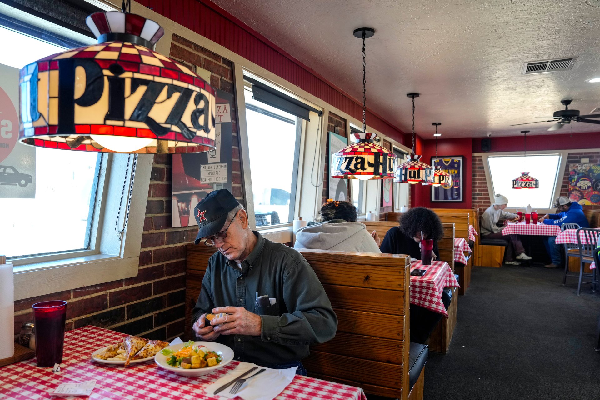 Un franchisé de Pizza Hut est en train de convertir 80 sites en restaurants rétro pour faire revivre les jours de gloire de la chaîne.