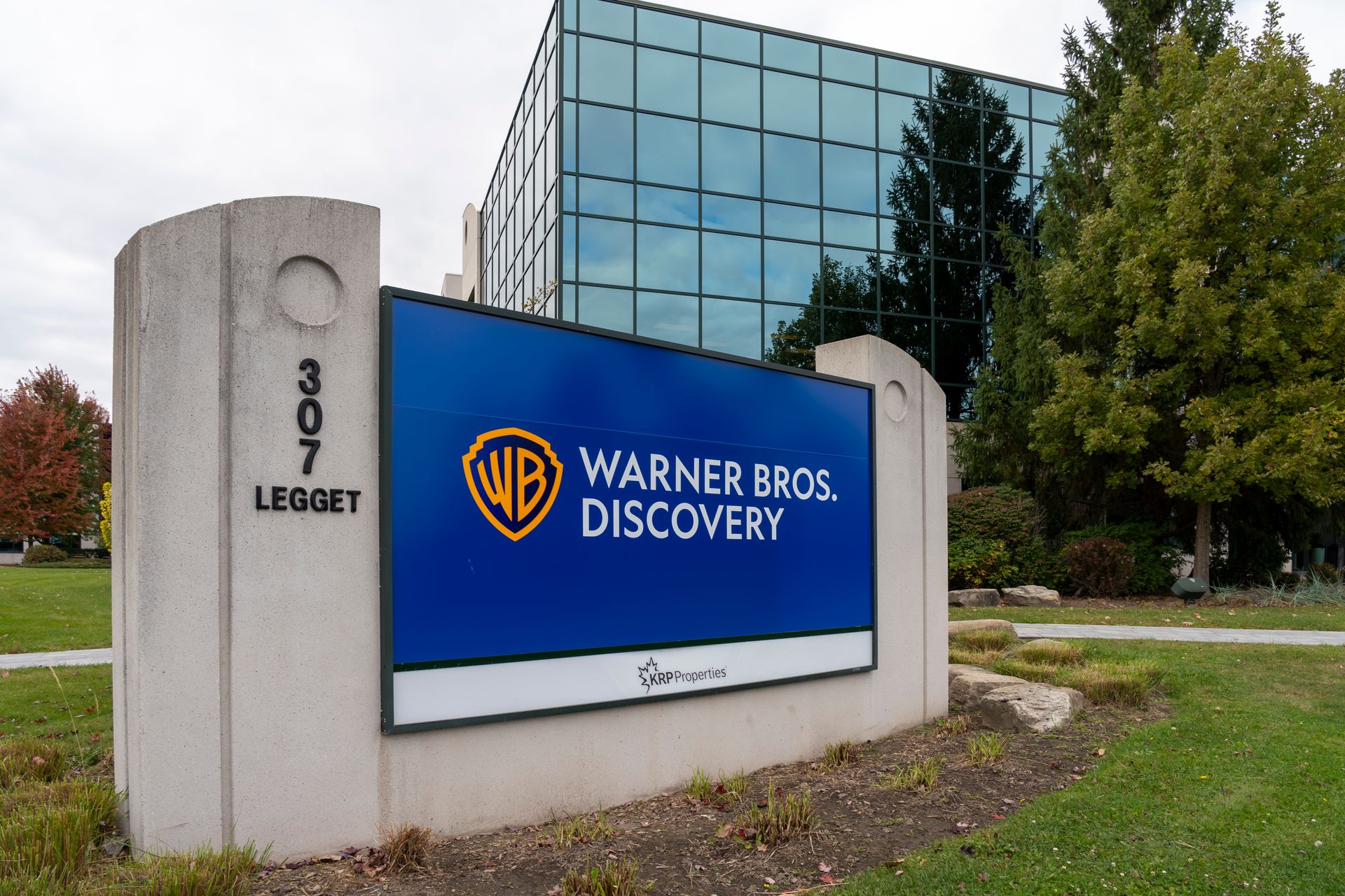 Warner Bros. Discovery-Aktionäre stimmen über die $110 Milliarden Übernahme durch Paramount ab.