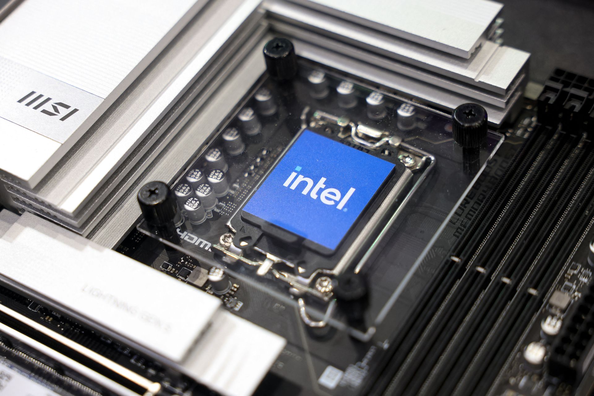Softbank hace una apuesta de 2 mil millones de dólares en Intel mientras EE. UU. supuestamente considera una inversión.