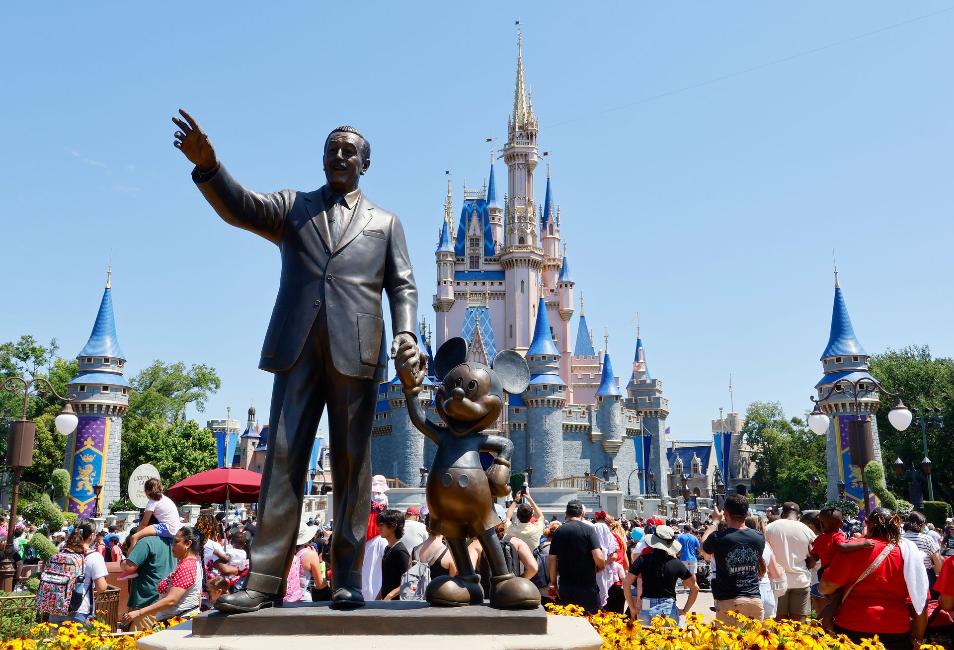 Disney permettra aux utilisateurs de Sora de créer des vidéos avec ses personnages alors qu'il investit 1 milliard de dollars dans OpenAI.