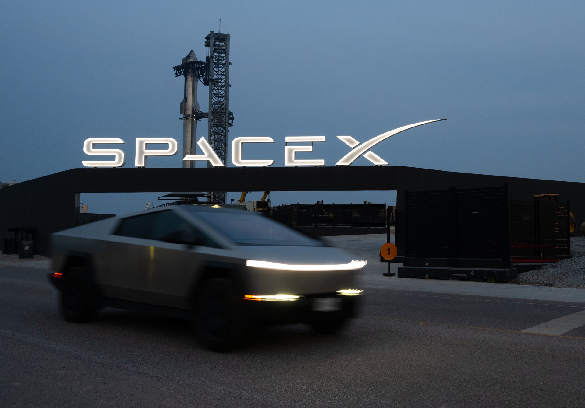 SpaceX d'Elon Musk a acheté pour 890 millions de dollars de Cybertrucks et de batteries à Tesla d'Elon Musk.