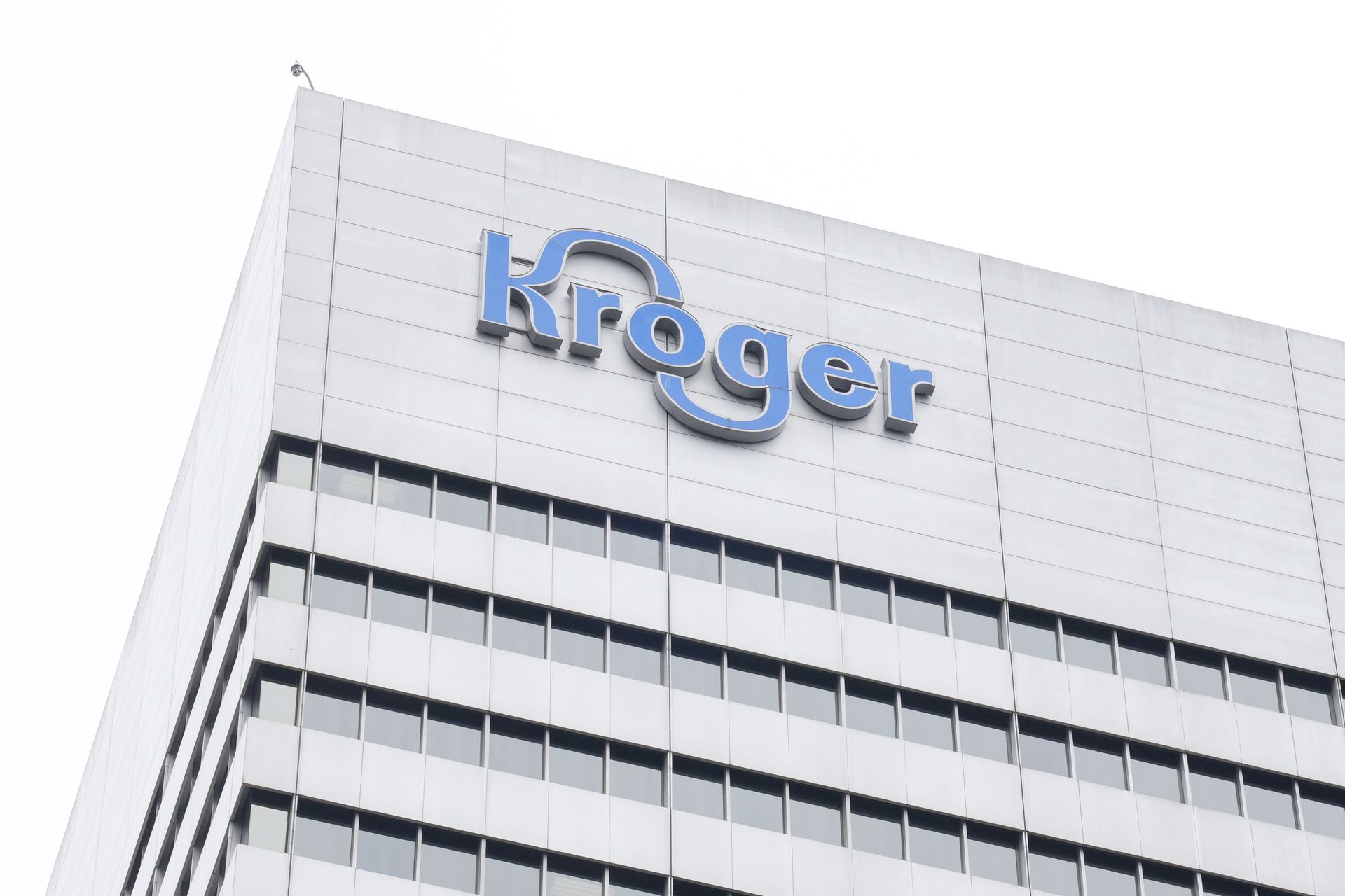 Der neue CEO von Kroger plant umfassende Preissenkungen, um Walmart herauszufordern.