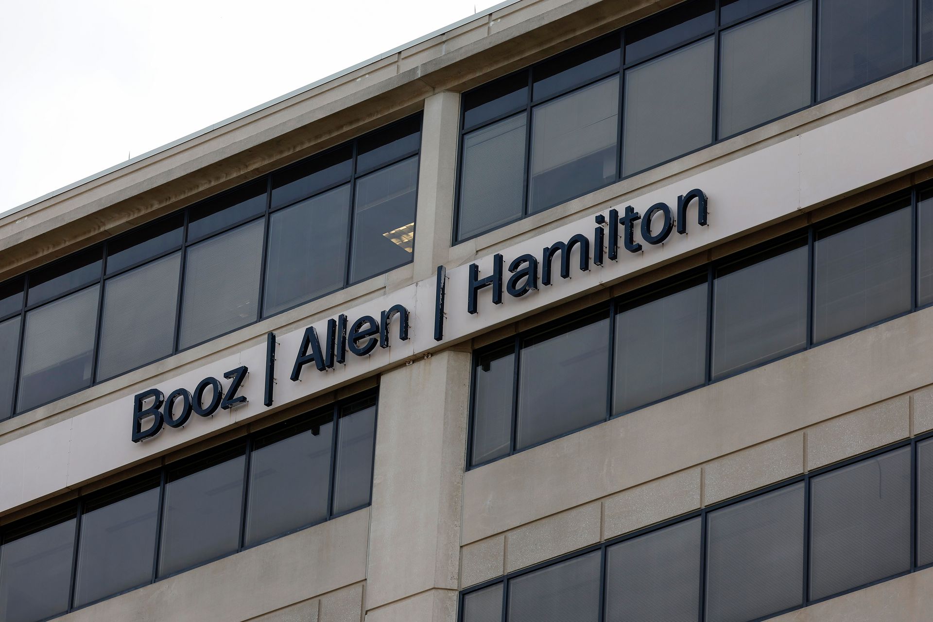 Booz Allen Hamilton a enregistré son plus fort déclin de revenus depuis des années mais a dépassé les estimations de bénéfices.