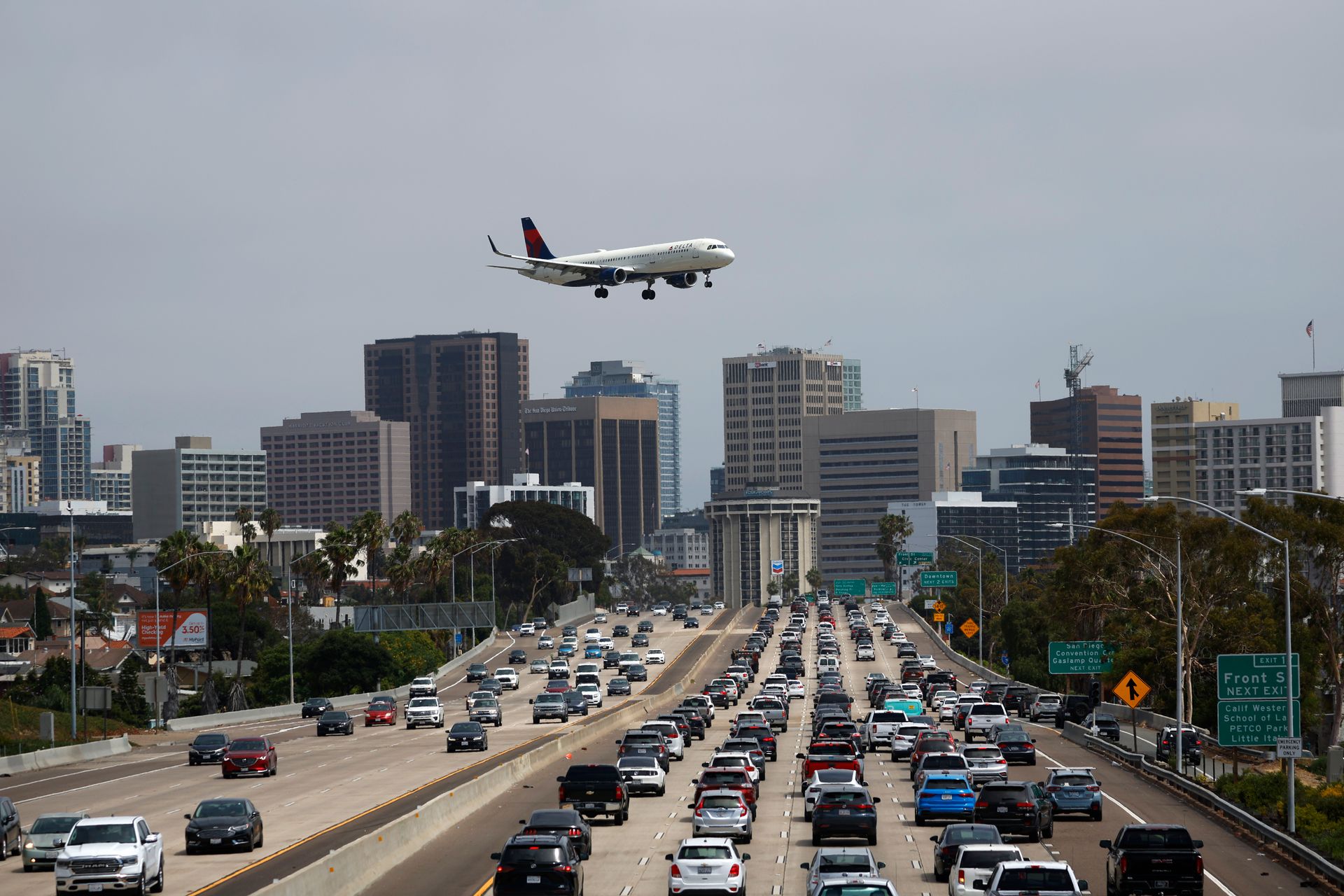 Der Reiseverkehr am 4. Juli wird voraussichtlich Rekorde brechen, da 72 Millionen Amerikaner unterwegs sind.