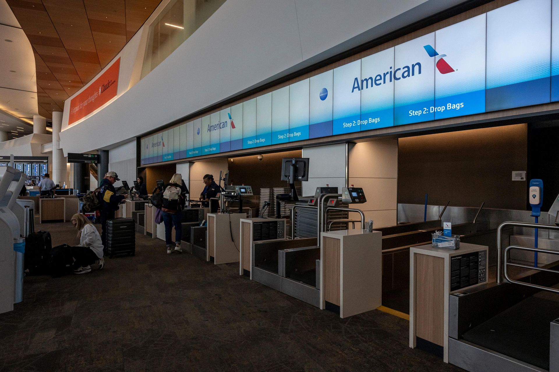 American Airlines déclare qu'elle pourrait perdre de l'argent ce trimestre malgré des revenus records.