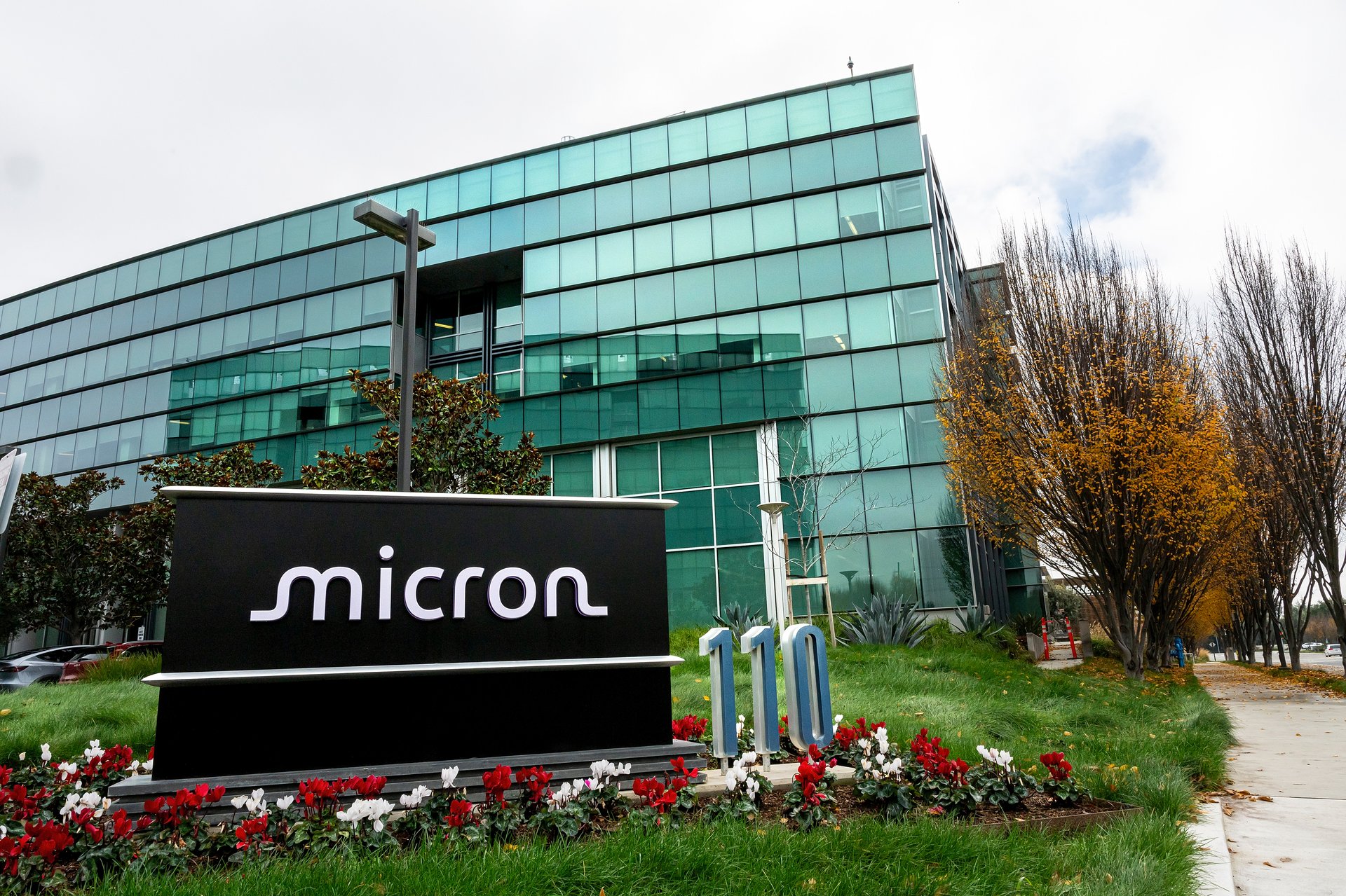 Les revenus et les bénéfices de Micron ont atteint des records grâce à la demande de mémoire pour l'IA.