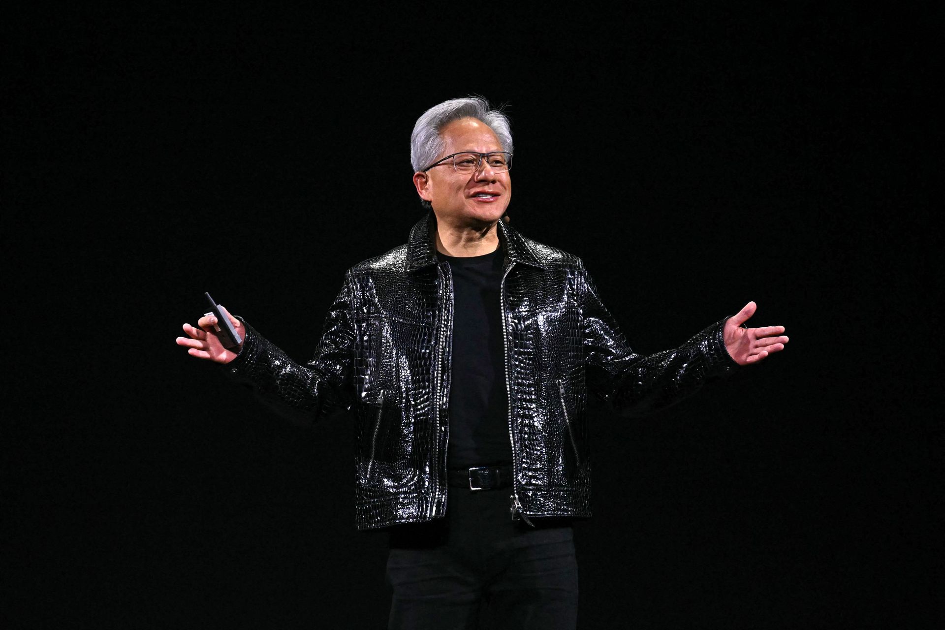 Nvidia vient de devenir la première entreprise à atteindre une capitalisation boursière de 5 000 milliards de dollars.