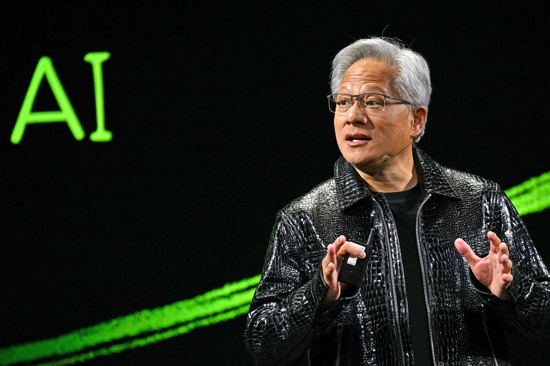 Le PDG de Nvidia, Jensen Huang, revient sur ses propos après avoir déclaré que 'la Chine va gagner la course à l'IA'.