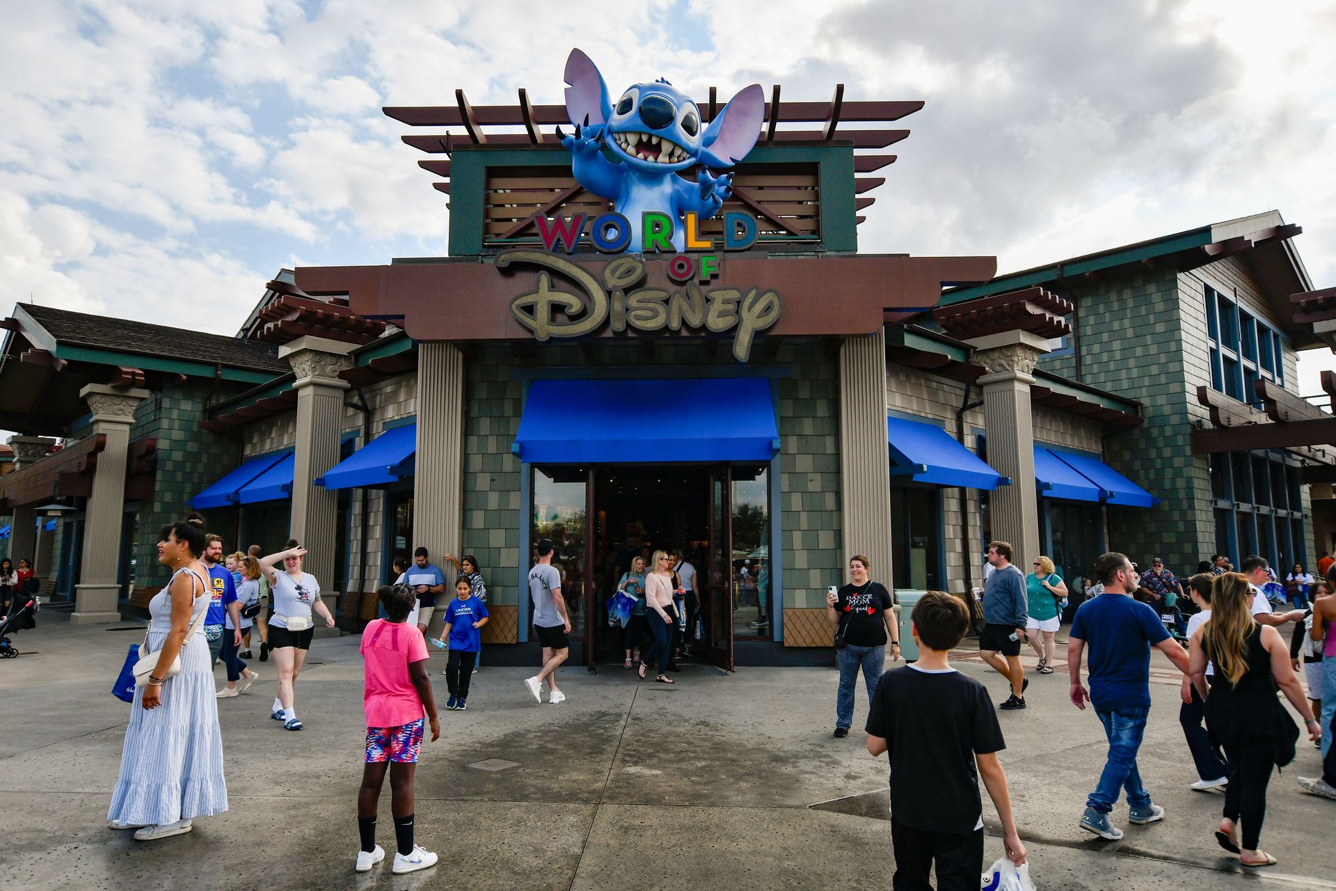 Disney liefert ein erfolgreiches Jahr für Parks – selbst wenn ein Kinokassenflop die Wall Street enttäuscht.