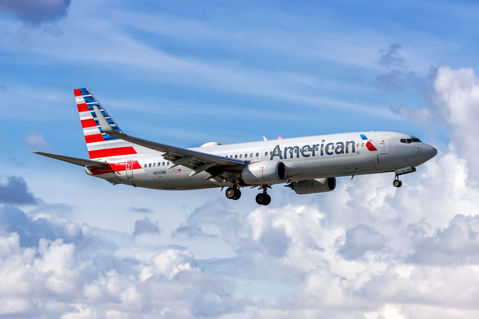 American Airlines está aumentando las tarifas de equipaje, uniéndose a Delta, United, y otros.