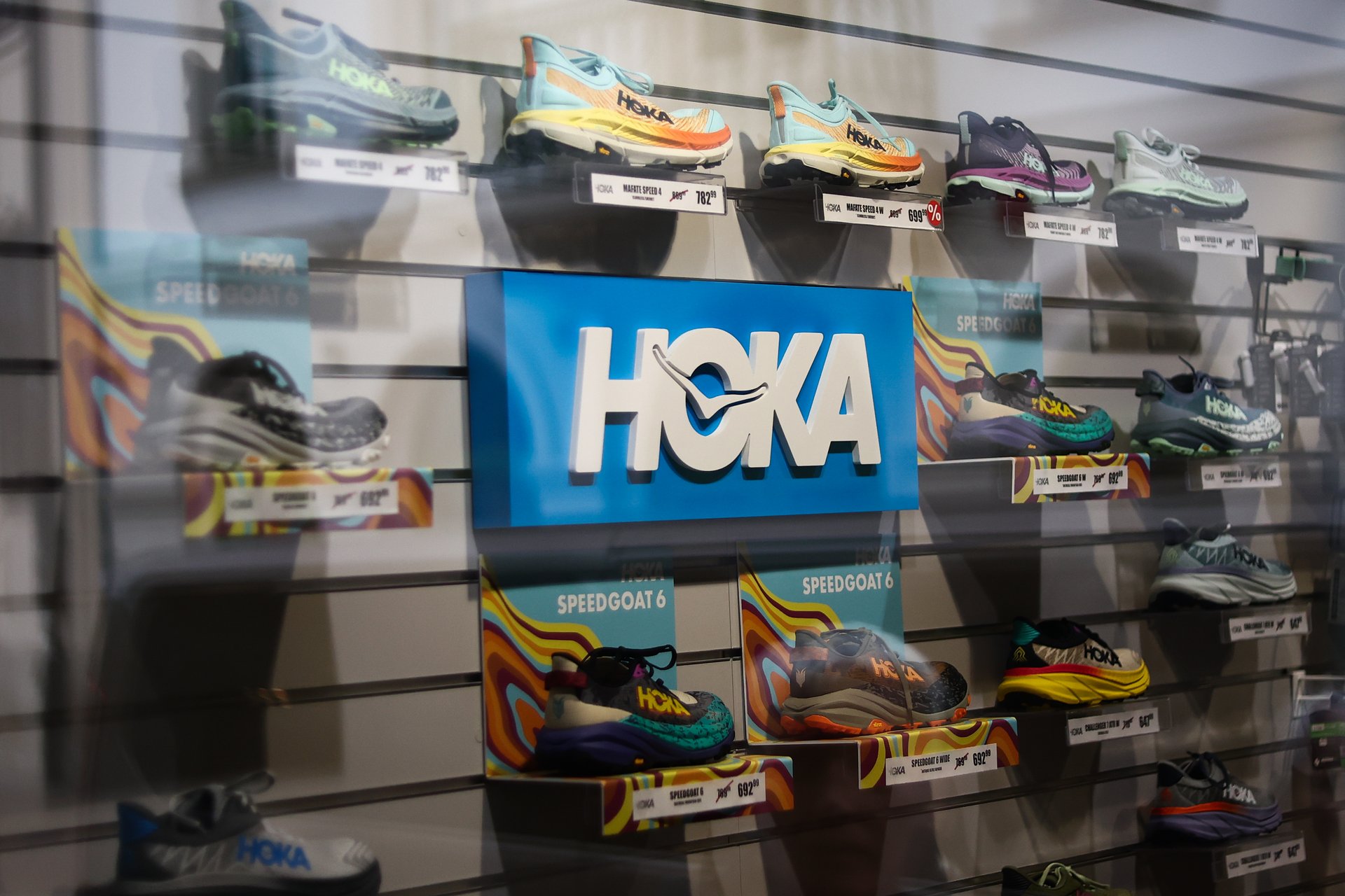 Deckers a affiché un chiffre d'affaires annuel record alors que Hoka et UGG ont de nouveau dépassé les attentes en matière de bénéfices.