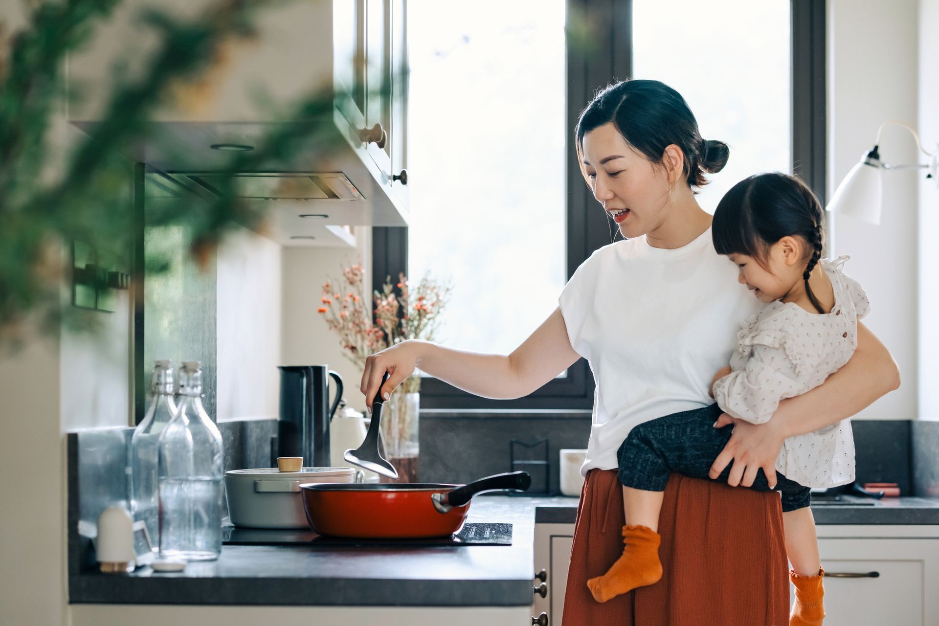 Married women do more housework than single mothers. Here's why