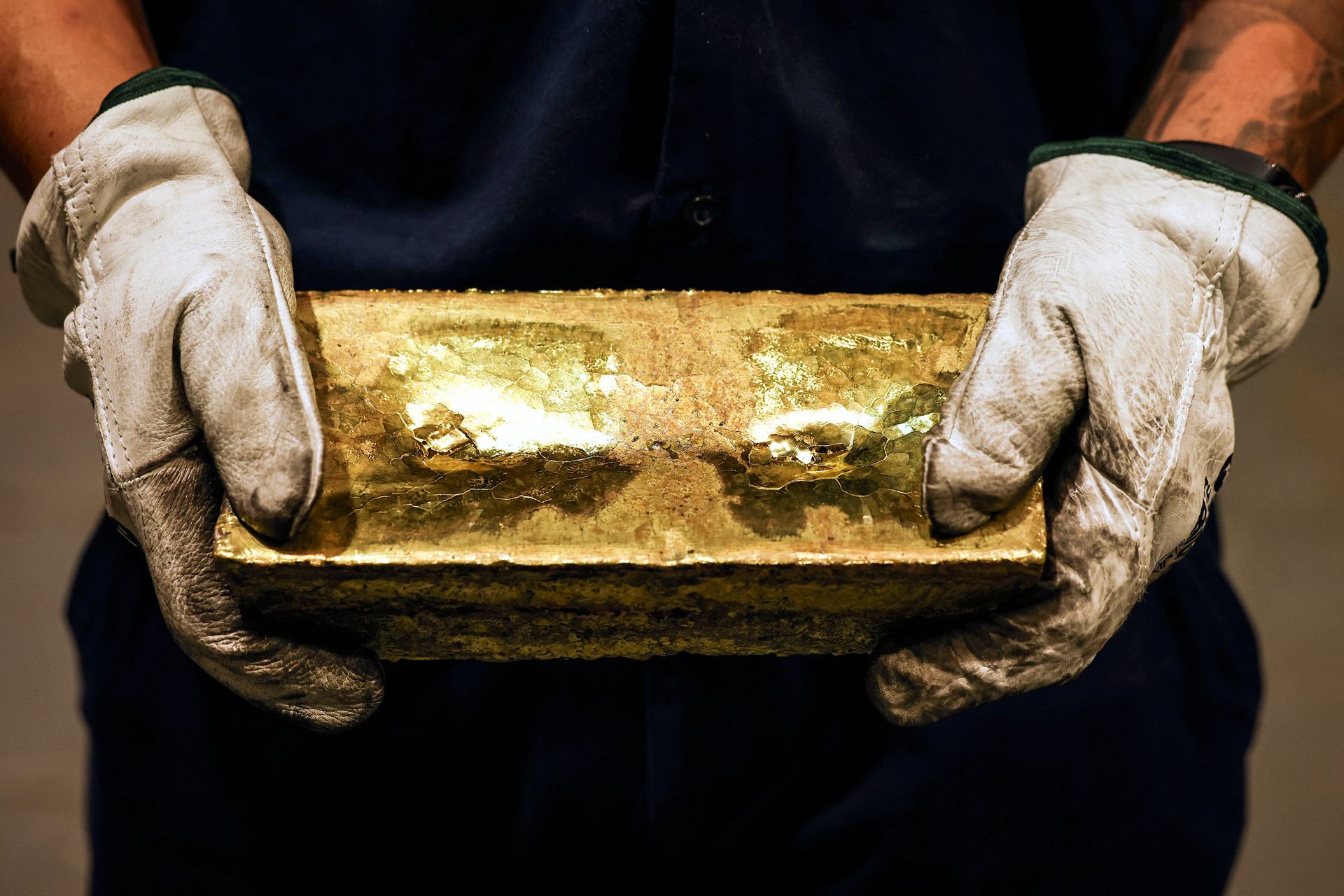 Gold prices hit record high amid economic uncertainty