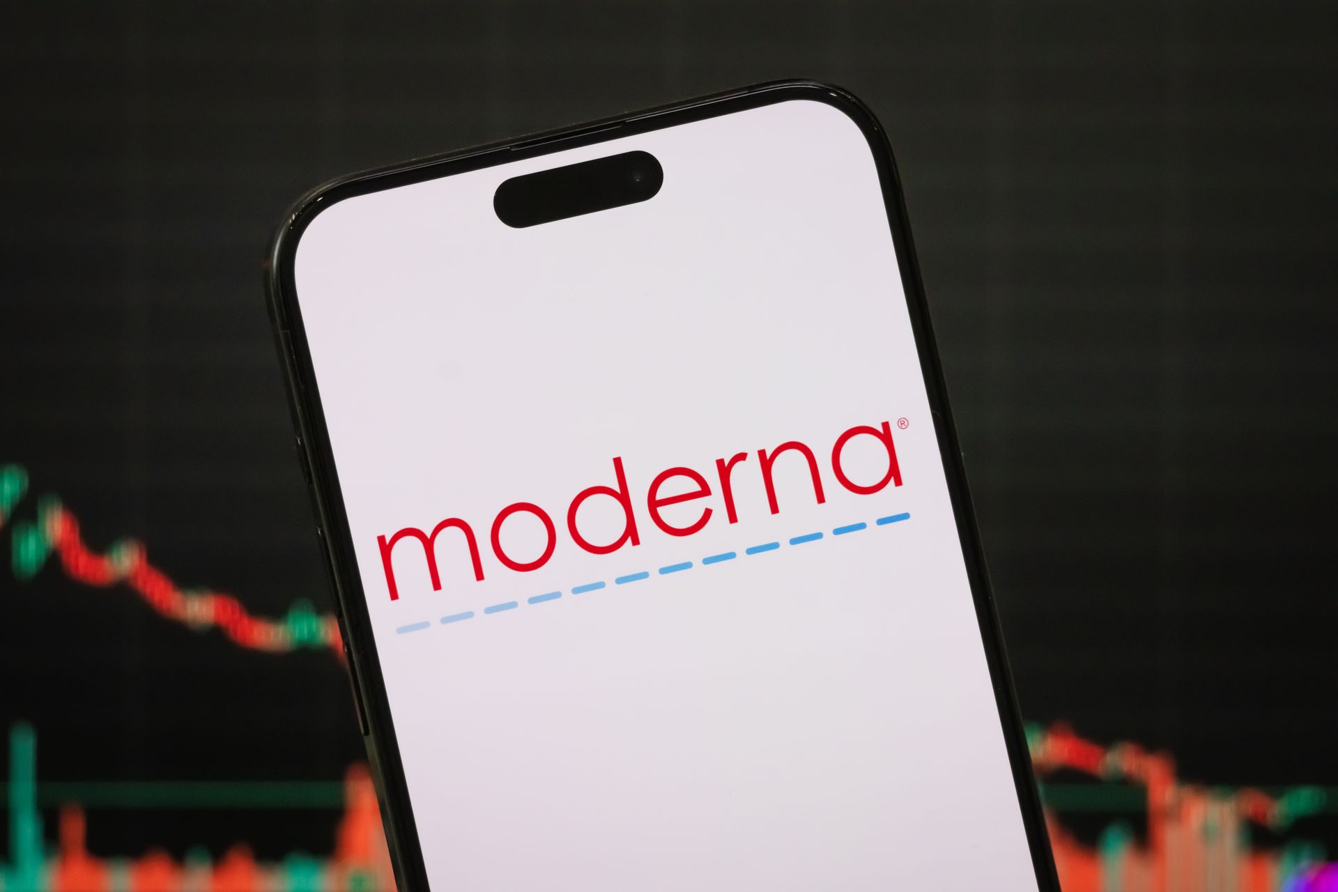 Die Moderna-Aktie fällt mit dem Markt, selbst nach übertroffenen Gewinnprognosen der Wall Street und Stellenstreichungen.
