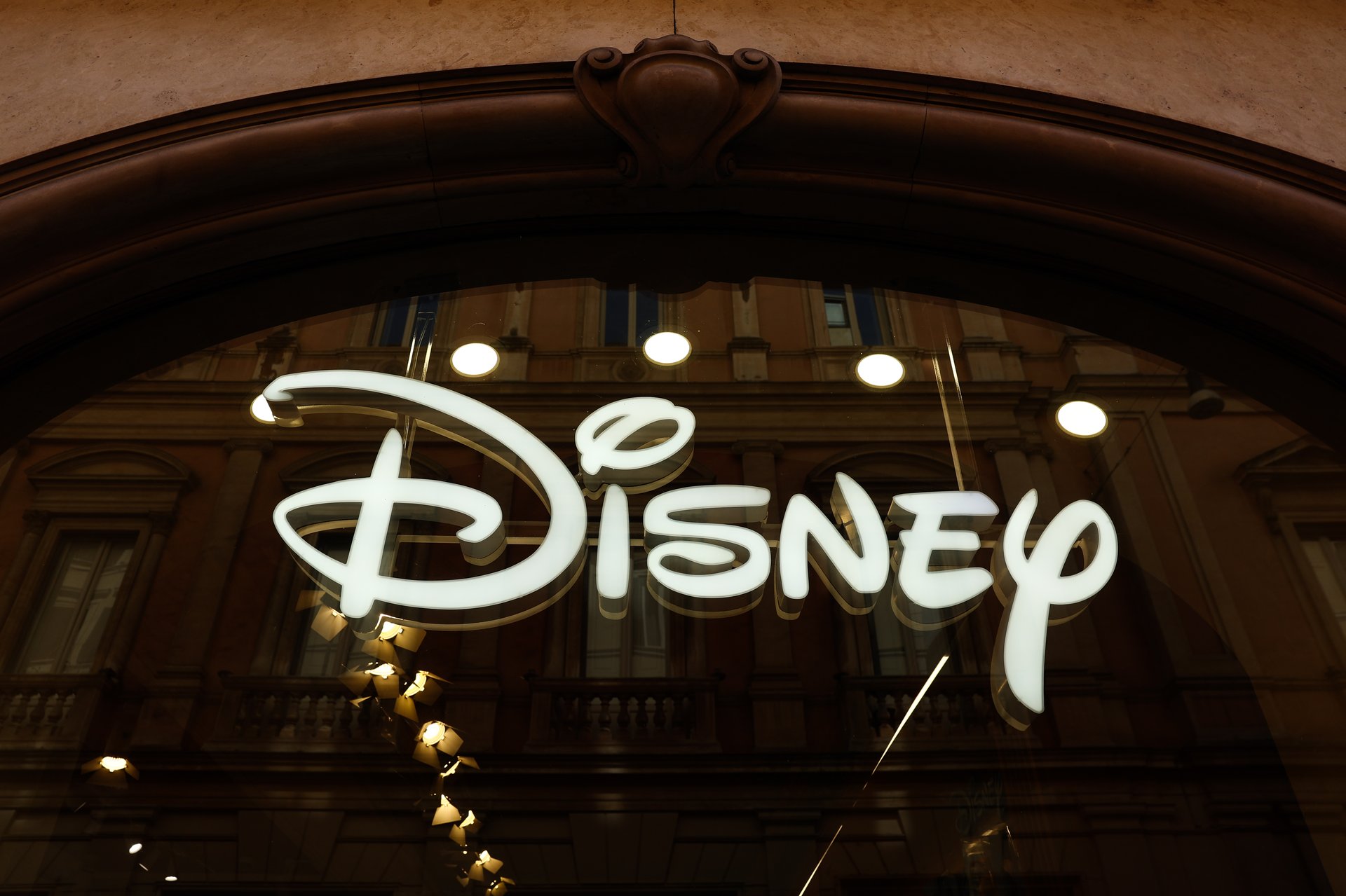 Disney dépasse les attentes en matière de bénéfices alors qu'un nouveau PDG présente son plan.