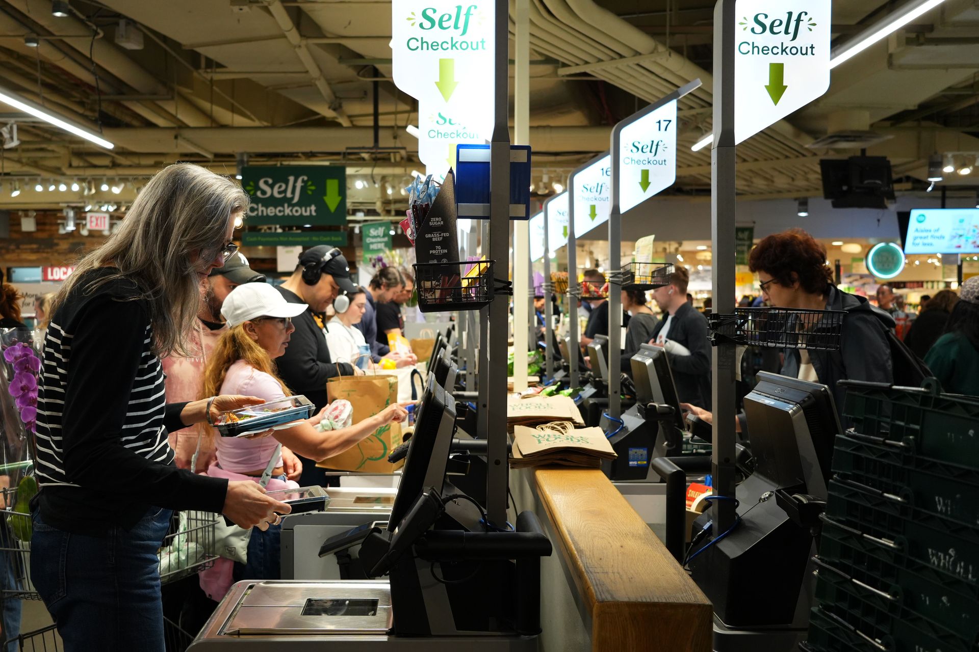 Les consommateurs se sentent légèrement mieux quant à l'économie. Mais les craintes d'inflation persistent.
