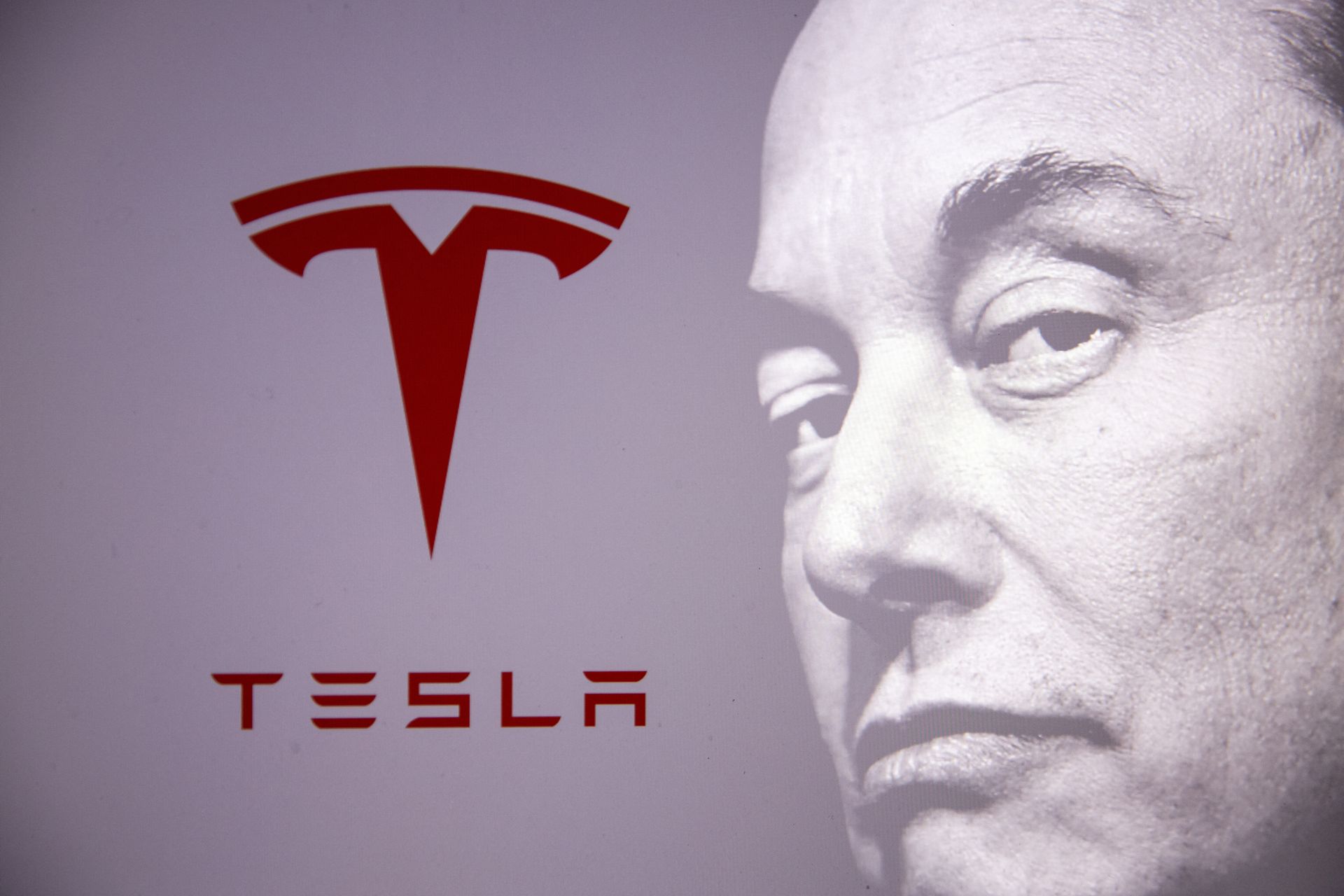 Tesla offre une laisse d'un billion de dollars pour maintenir Elon Musk concentré.