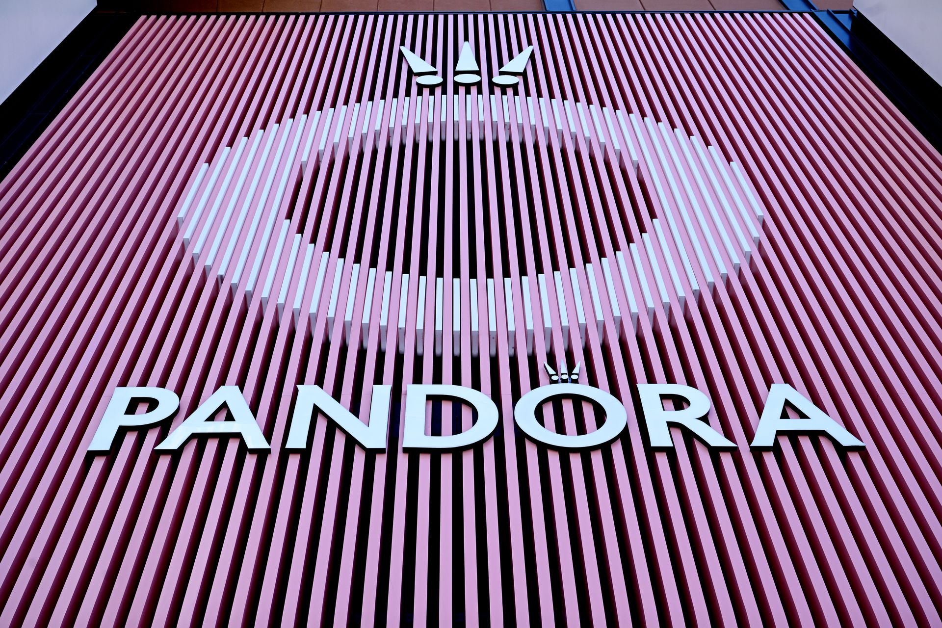Pandora superó las estimaciones del primer trimestre mientras las ventas en EE.UU. cayeron, y las acciones subieron.