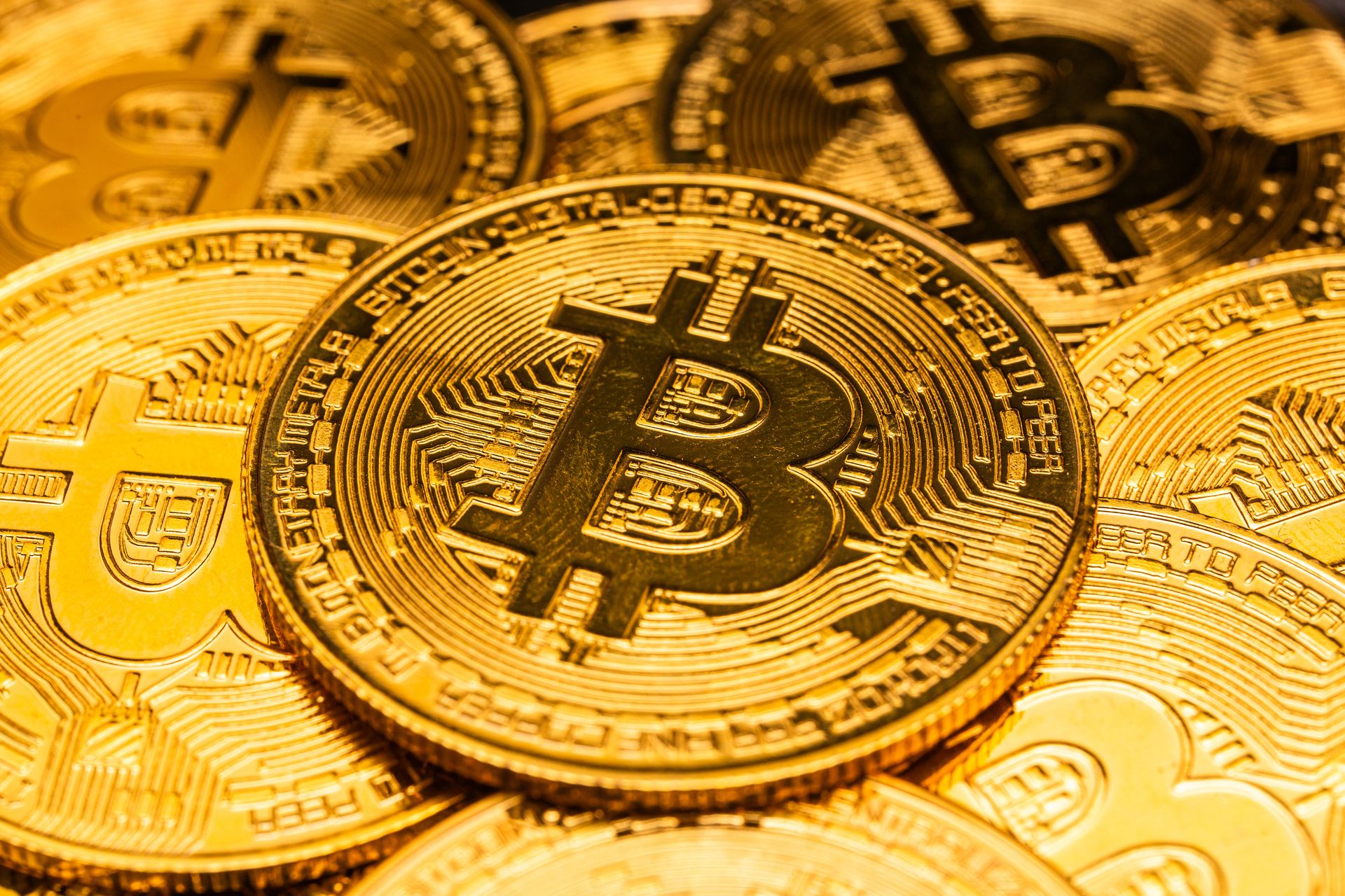 Bitcoin supera los $113,000 en una subida récord.