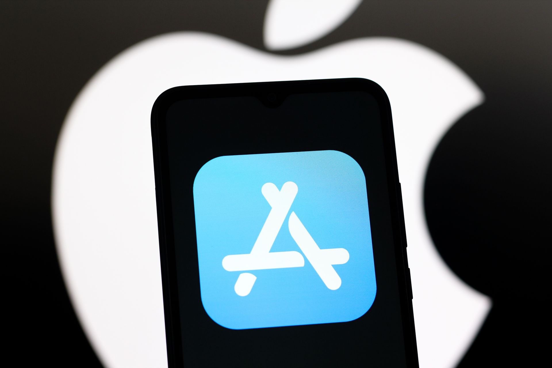 Apple ajoute des frais sur l'App Store en Europe pour éviter une amende de 585 millions de dollars.
