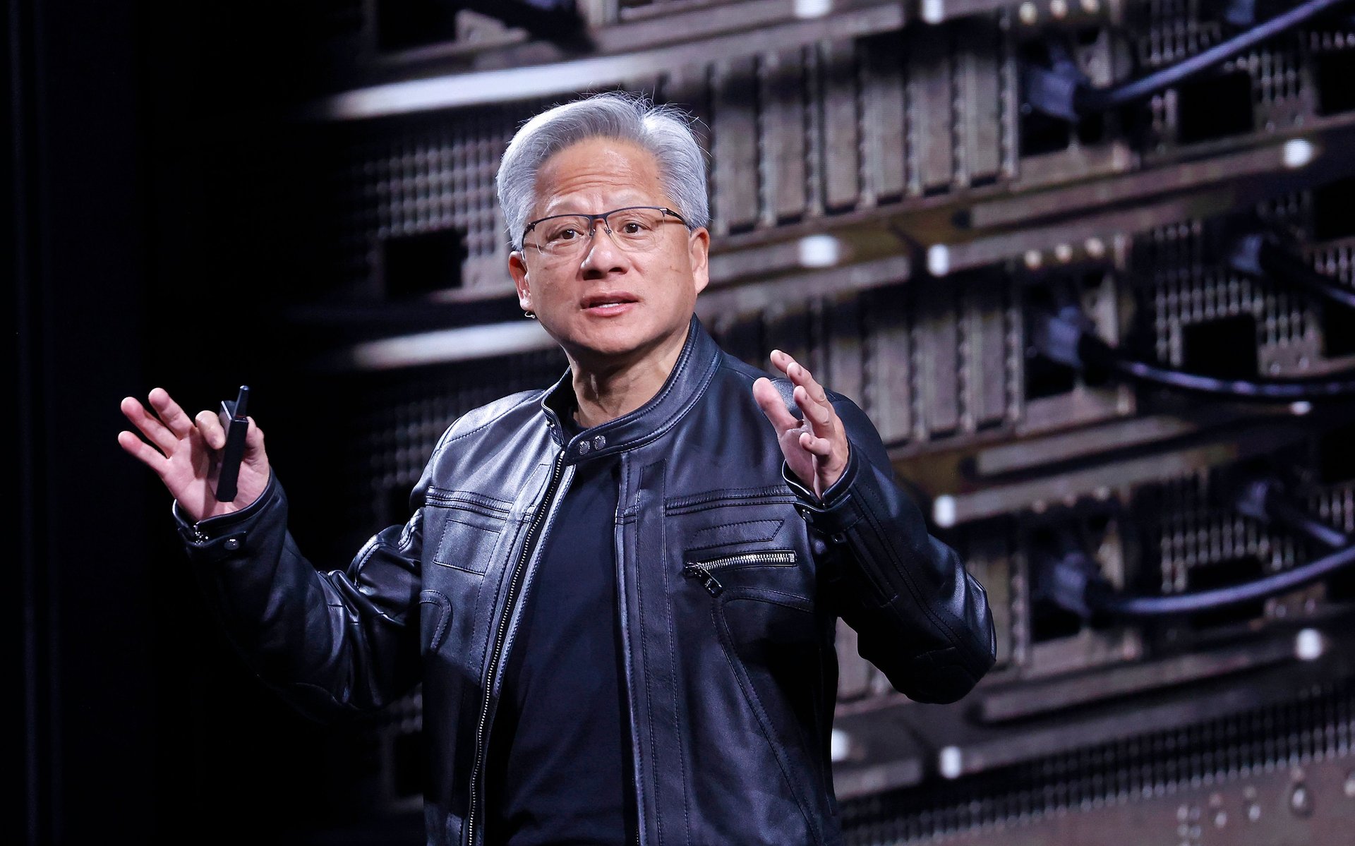 🌍 **Nvidia Raggiunge un Traguardo Storico: Prima Azienda a Superare i 4 Trilioni di Dollari, Huang Vicino a Superare Buffett!**