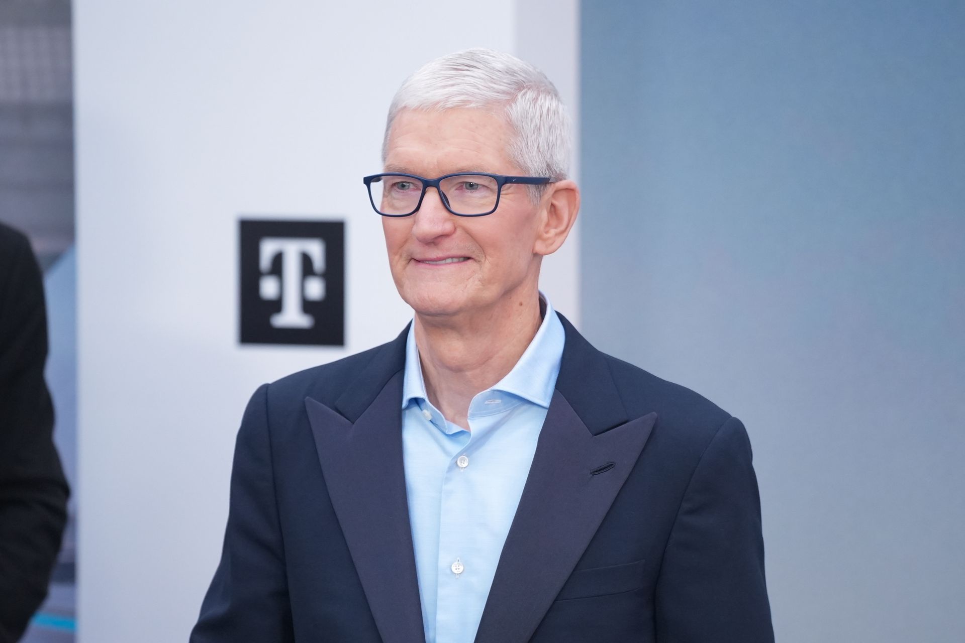 Peter Navarro, conseiller de Trump, critique Tim Cook pour la "sortie de feuilleton" d'Apple de Chine.