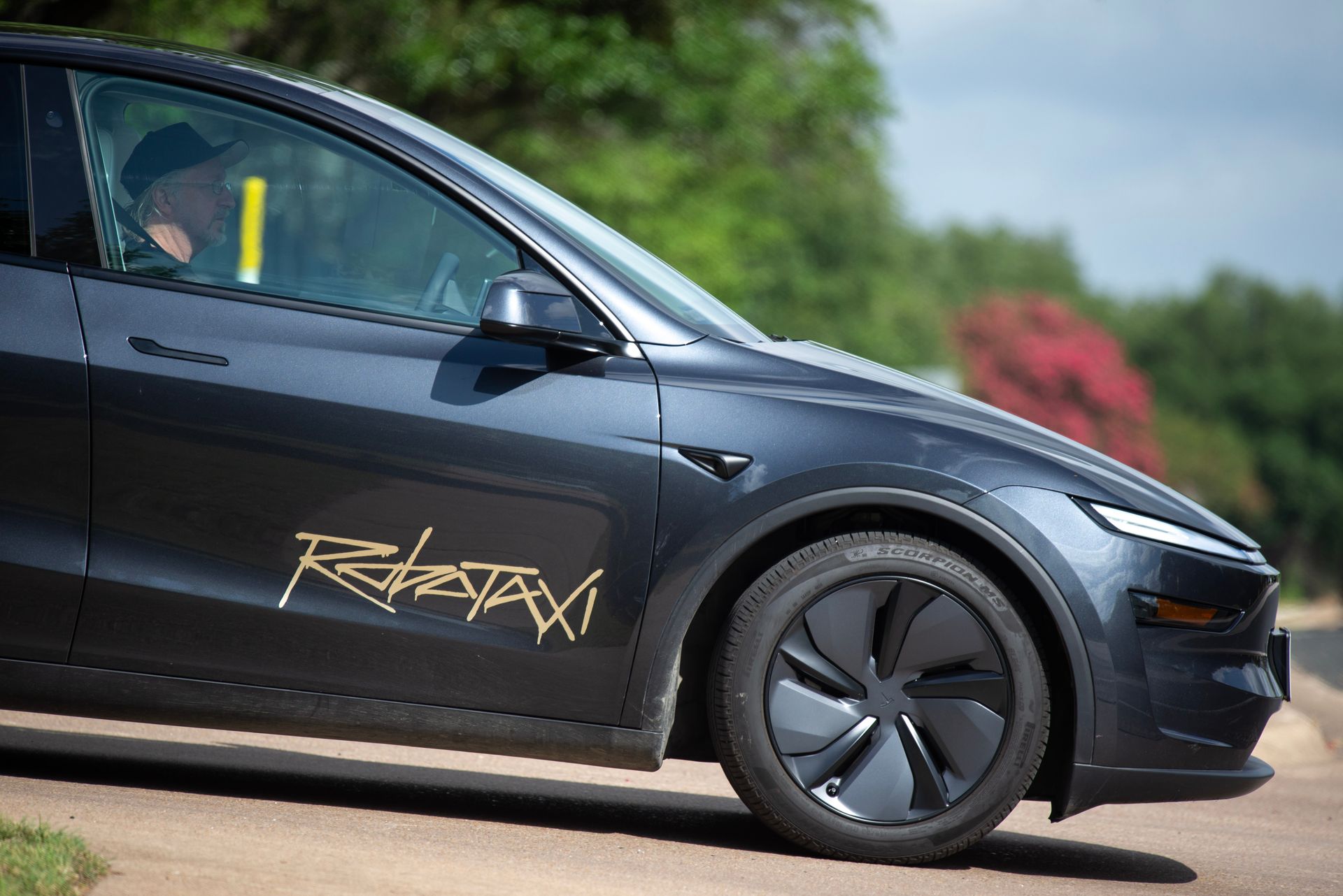 Tesla et Elon Musk font face à une nouvelle poursuite des actionnaires concernant les affirmations sur le robotaxi.