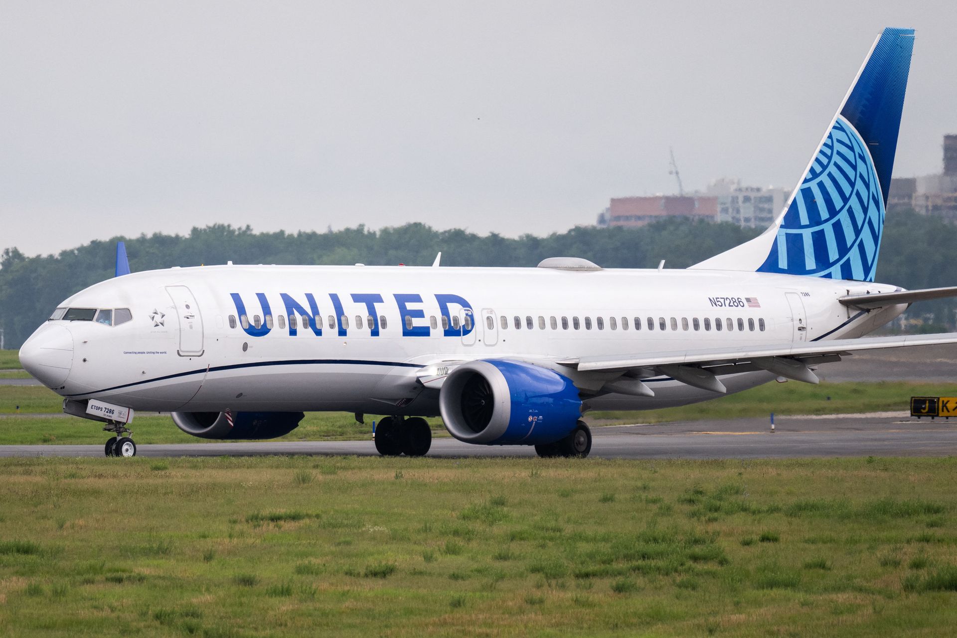 United Airlines earnings fly past forecasts. But FAA cuts clip its wings
